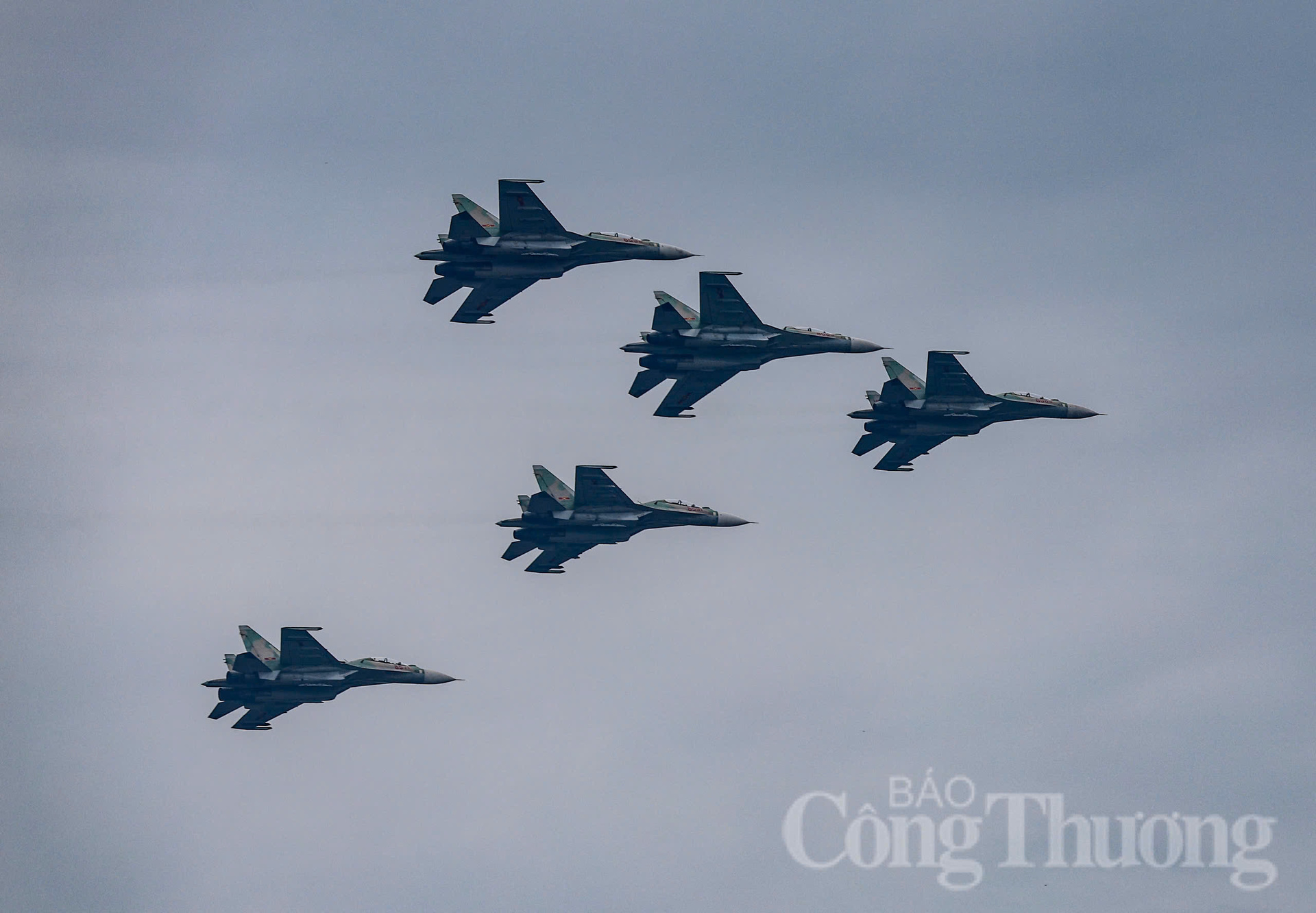 "Hổ mang chúa" Su30MK2 uốn lượn trên bầu trời Hà Nội tập luyện cho tổng hợp luyện diễu binh, diễu hành lần 2