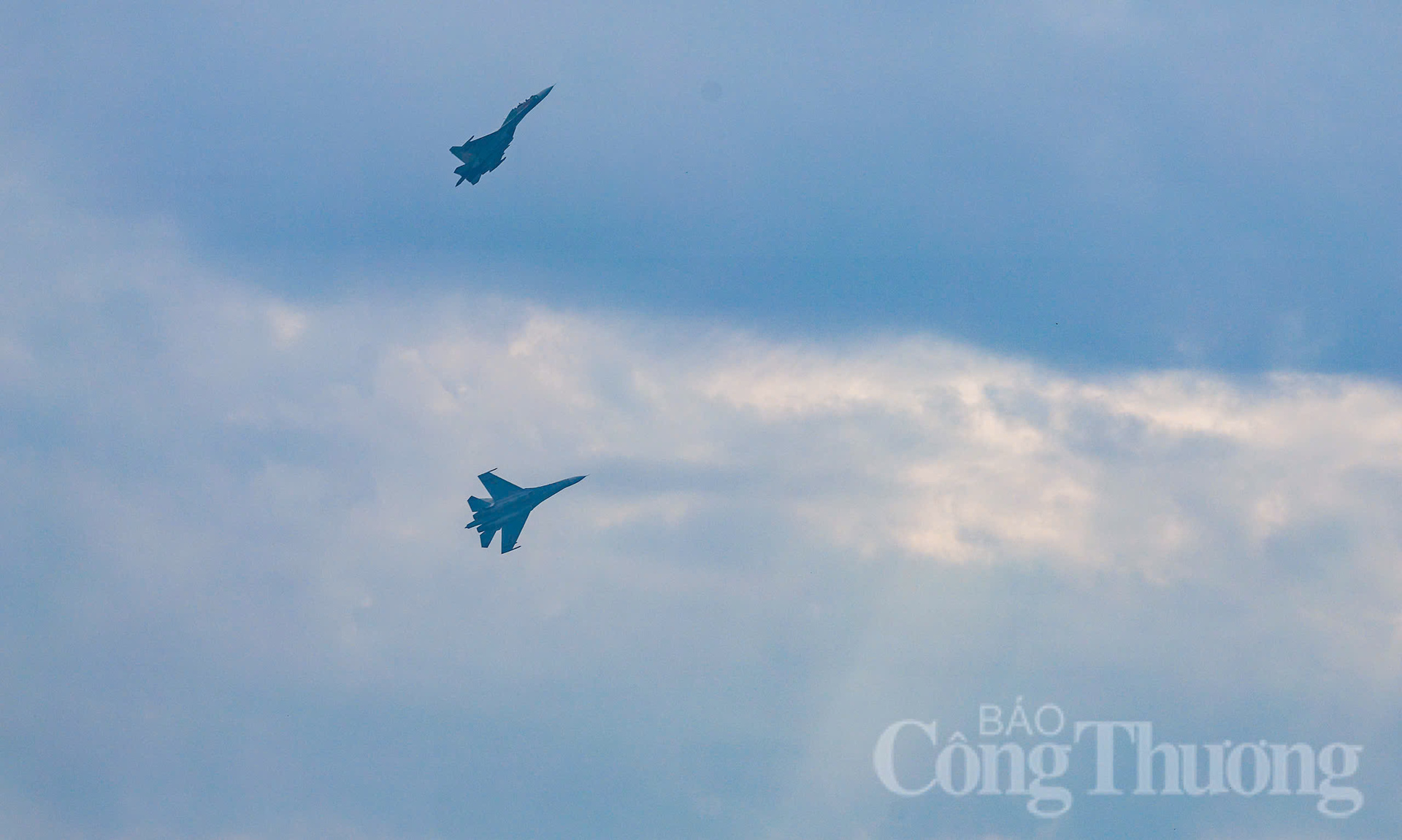 Với 2 người lái, tổ bay SU-30MK2 có thể phối hợp nhịp nhàng, nâng cao hiệu suất chiến đấu.