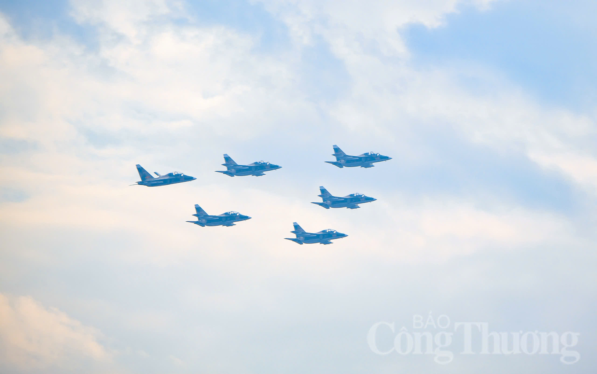 Chiêm ngưỡng Mi-17, CASA, SU-30MK2 uốn lượn trên bầu trời tập luyện cho A80 - 9