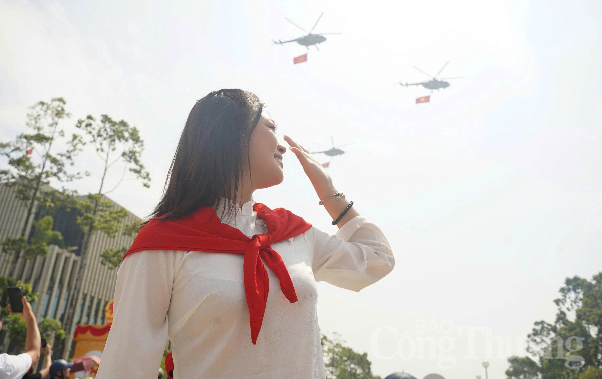 Chị Trần Thị Lan, giáo viên tiểu học ở Hà Nội, cho biết: "Tôi đã xem qua truyền hình nhiều lần nhưng cảm giác trực tiếp ở đây thật khác. Nhìn thấy lá cờ đỏ sao vàng tung bay trên bầu trời, tôi cảm thấy tự hào và xúc động vô cùng. Cảm giác này sẽ là bài học sống động nhất tôi có thể mang về kể cho học trò của mình".