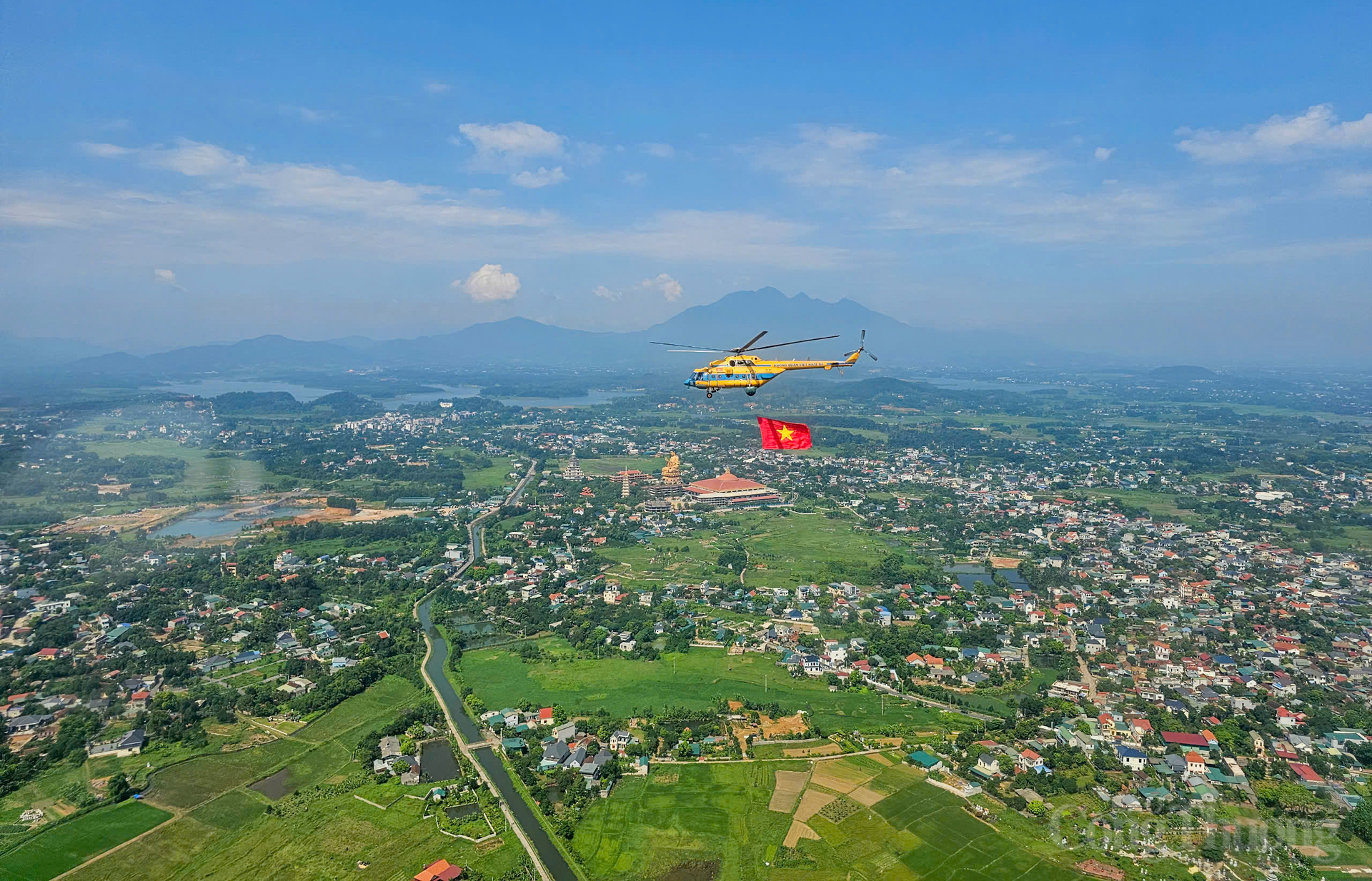 Dưới đây là những hình ảnh về một Hà Nội cổ kính và hiện đại dưới bóng cờ nhìn từ trực thăng.