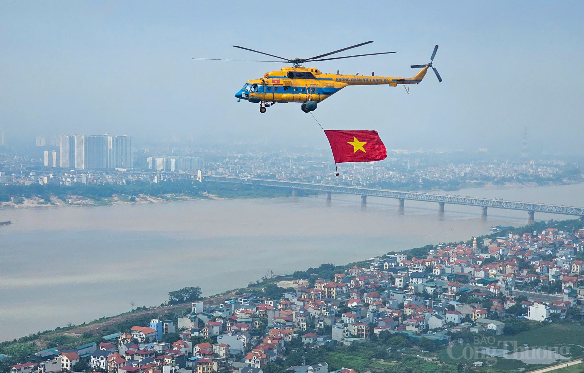 Phía xa là cầu Thăng Long - biểu tượng cho tình hữu nghị Việt Nam – Liên Xô.