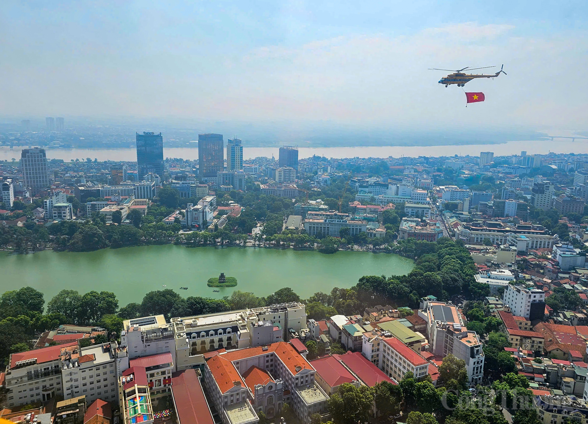 Hồ Hoàn Kiếm xanh ngắt với tháp Rùa nhìn từ trực thăng.