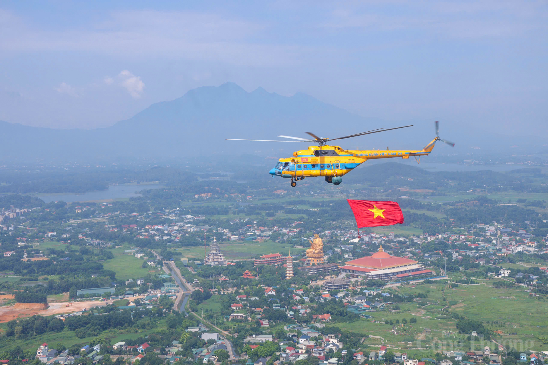 Chùa Khai Nguyên với tượng Phật lớn nhất Đông Nam Á hiện dưới lá cờ tổ quốc.