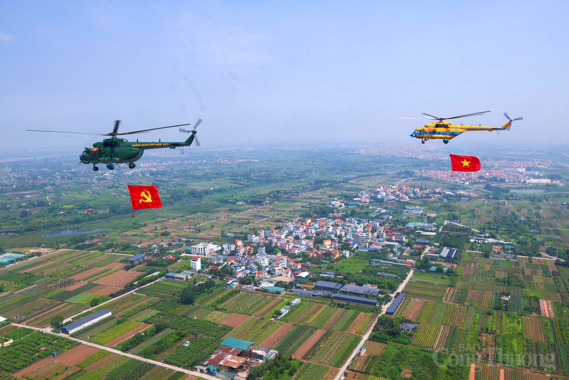 Sau khi kết thúc bài bay, 10 chiếc trực thăng trở về sân bay Hoà Lạc.