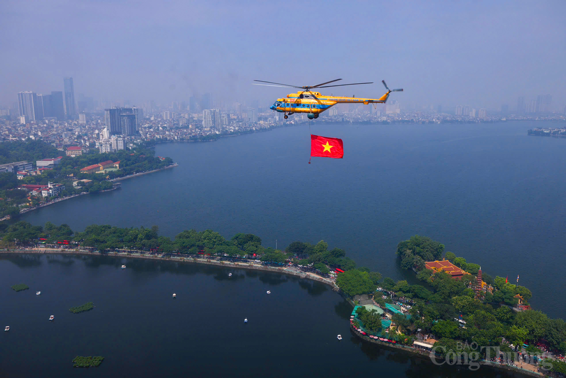 Nhìn từ trực thăng, Thủ đô hiện lên hiện đại với các tòa nhà cao tầng nhưng cũng rất cổ kính với các điểm di tích lịch sử