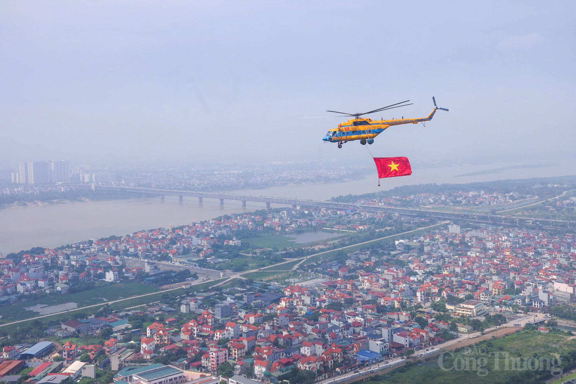 Sau khoảng 20 phút bay, Thủ đô Hà Nội đã xuất hiện dưới cánh trực thăng.