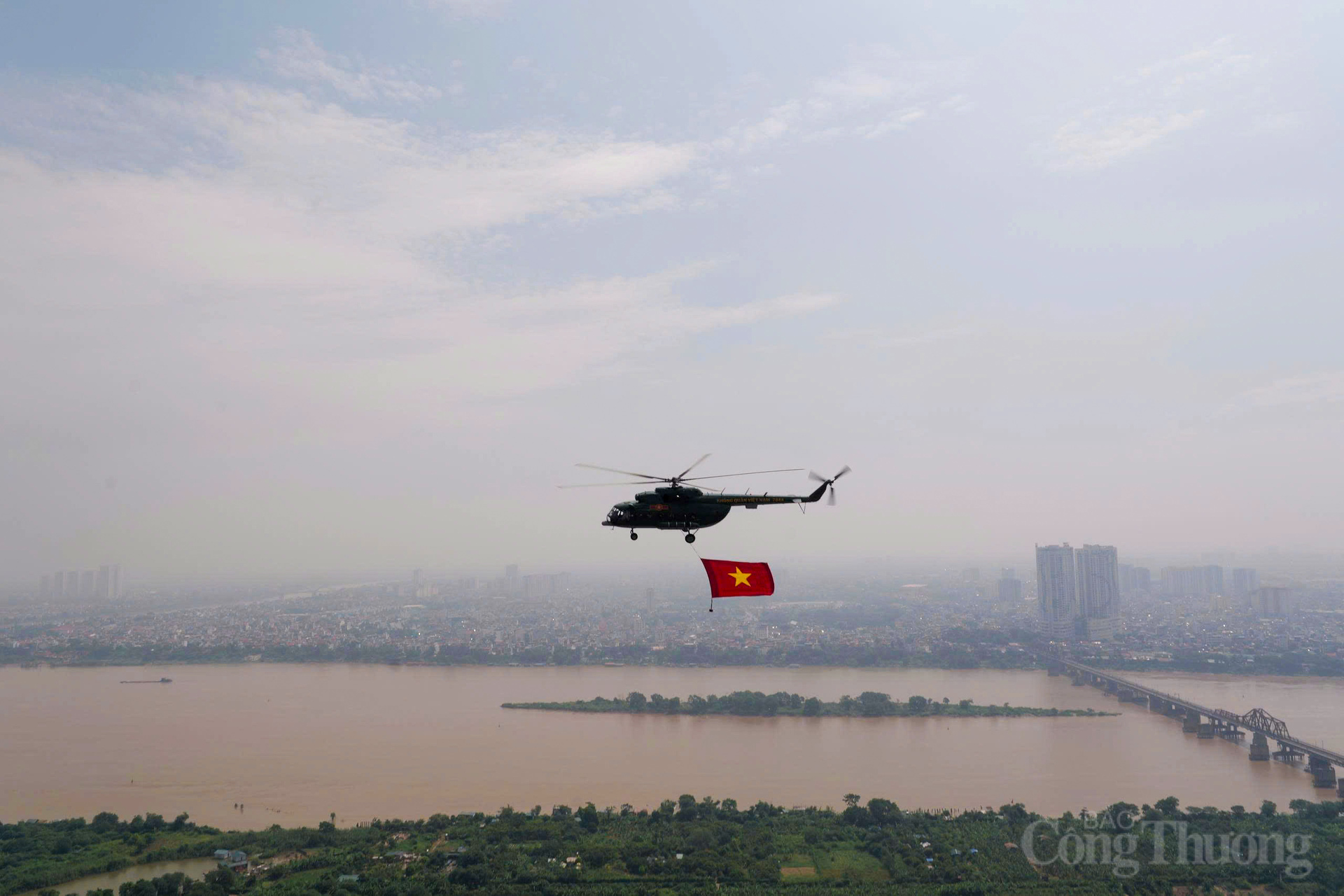 Phía xa là cầu Long Biên - một trong những chứng tích lịch sử của Hà Nội.