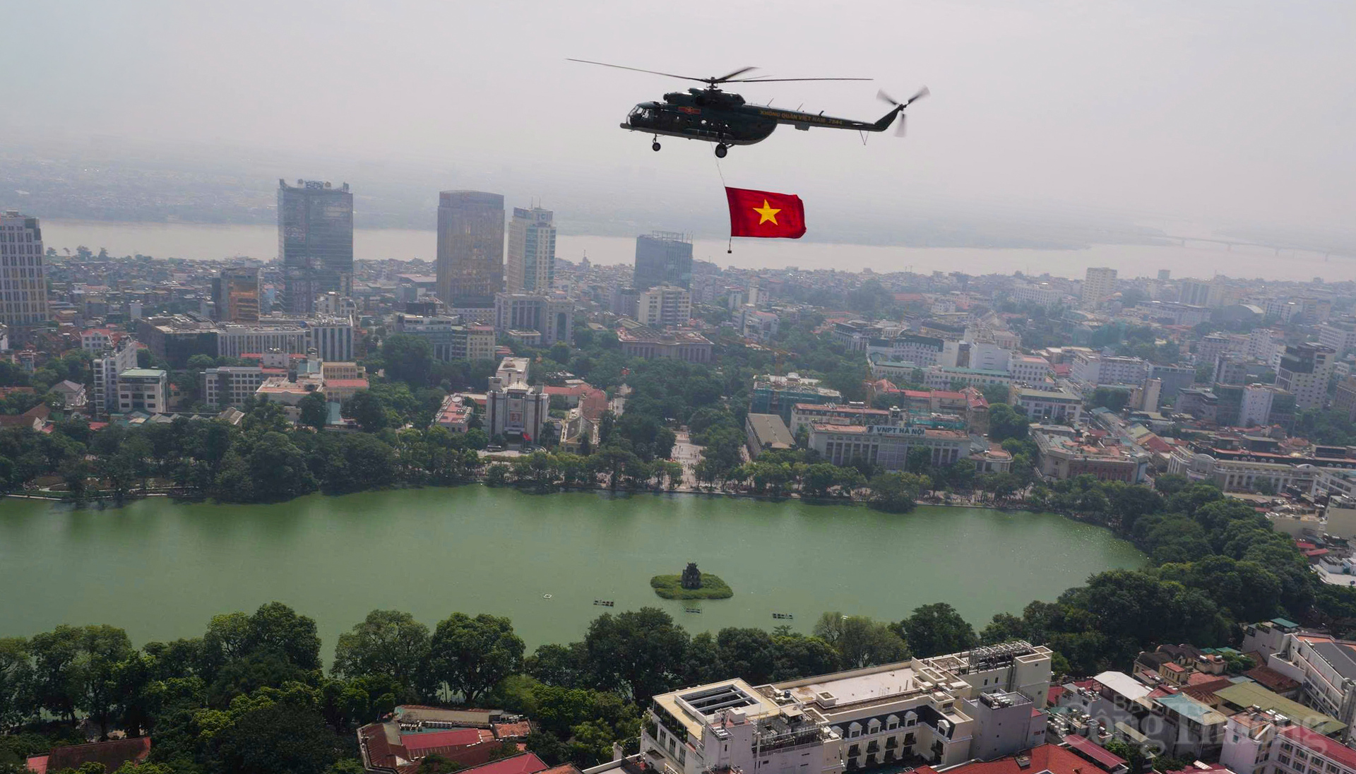 Hà Nội cổ kính và hiện đại dưới bóng cờ nhìn từ trực thăng
