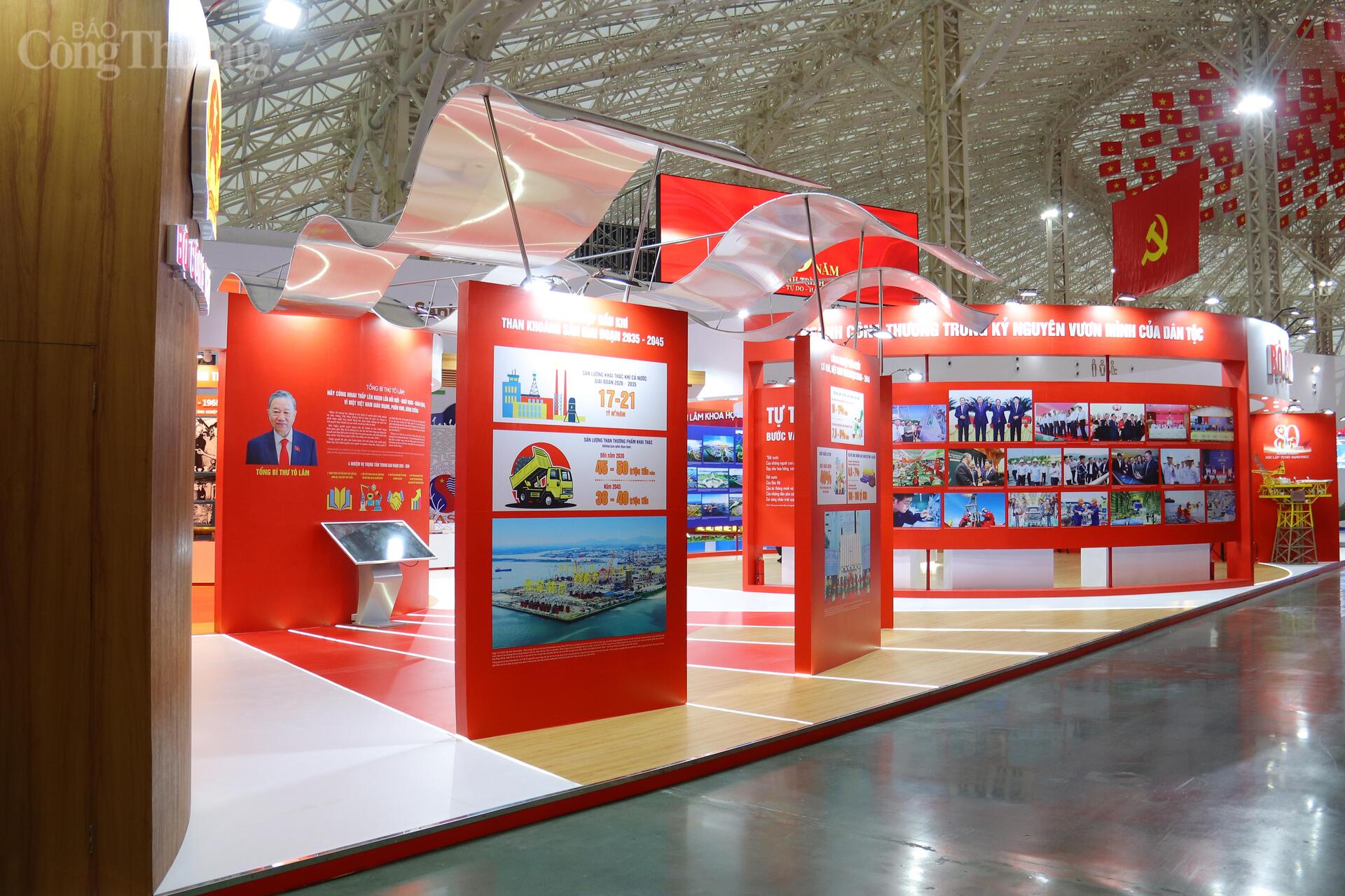 Không những vậy, không gian trưng bày của ngành Công Thương tại Triển lãm thành tựu kinh tế - xã hội nhân dịp kỷ niệm 80 năm còn khẳng định vai trò, thành tựu, tầm nhìn của Bộ Công Thương trong sự nghiệp công nghiệp hóa - hiện đại hóa đất nước; đồng hành cùng sự phát triển của đất nước trong 80 năm qua, thể hiện ở các lĩnh vực then chốt: Công nghiệp nặng, công nghiệp nền tảng, công nghiệp tiêu dùng, thương mại, hội nhập, chuyển đổi số và đổi mới sáng tạo. Ảnh: Thanh Tuấn