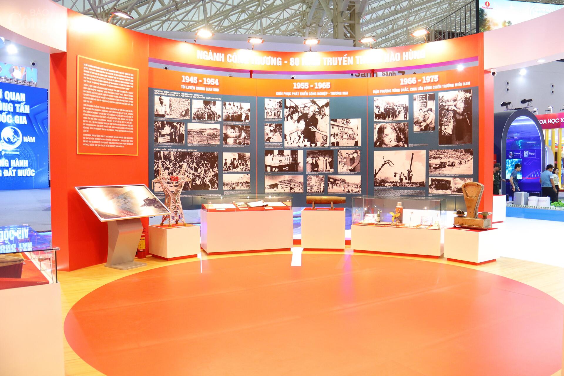 Mặt khác, không gian trưng bày của ngành Công Thương tại triển lãm đặc biệt này cũng góp phần tôn vinh các doanh nghiệp tiêu biểu tham gia không gian “Khởi nghiệp Kiến quốc”, là nơi hội tụ tinh thần sáng tạo, khát vọng dân tộc và bản lĩnh hội nhập quốc tế. Đồng thời, truyền tải thông điệp về vai trò dẫn dắt, kiến tạo chính sách của Bộ Công Thương và sự lan tỏa mạnh mẽ đến cộng đồng doanh nghiệp. Ảnh: Thanh Tuấn