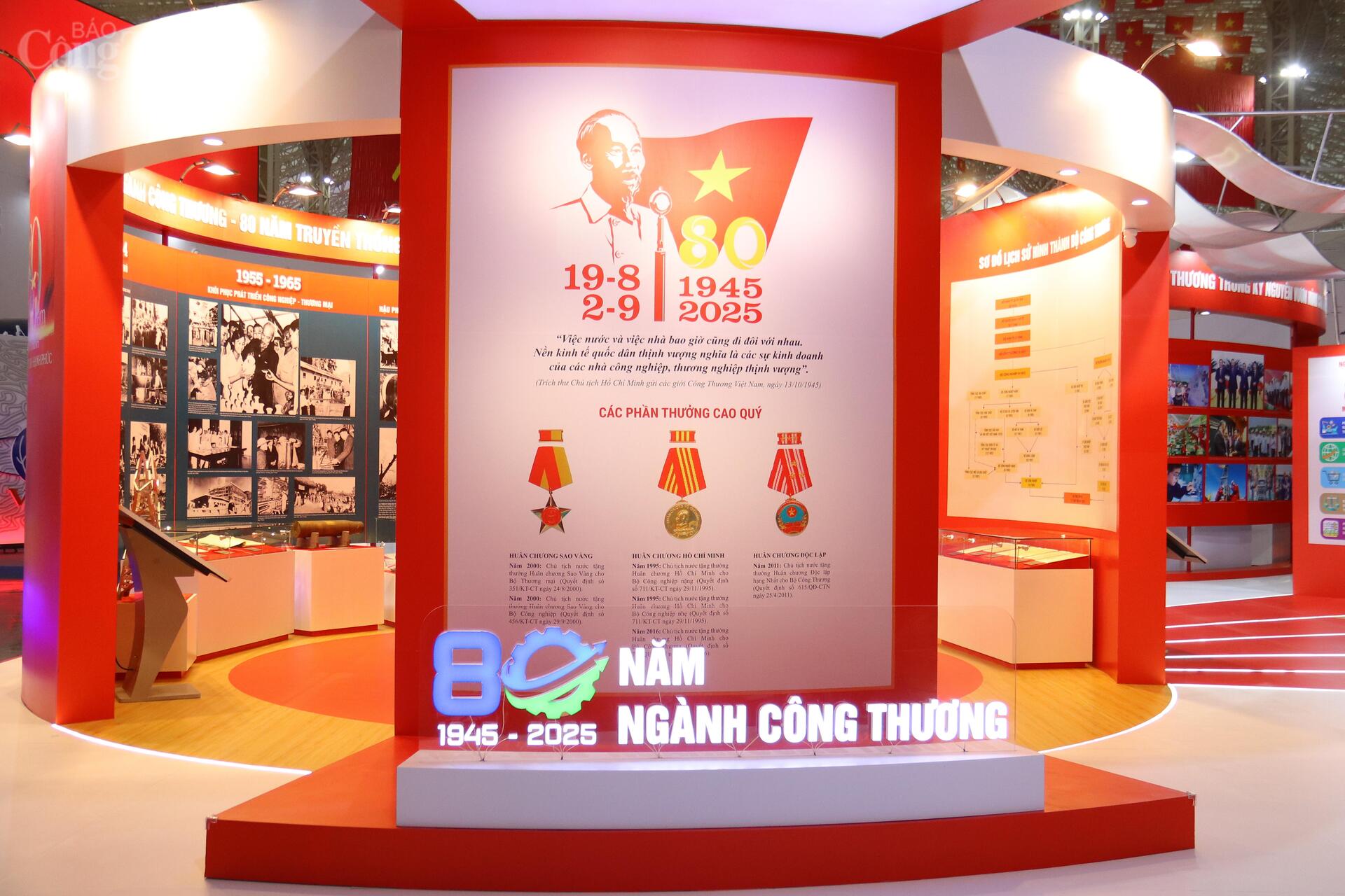 Không gian trưng bày “80 năm ngành Công Thương lớn mạnh cùng đất nước” được chia ra làm 5 khu vực: Khu vực khánh tiết; Khu vực ngành Công Thương - 80 năm lịch sử hào hùng; Khu vực ngành Công Thương - Thành tựu và dấu ấn; Khu vực ngành Công Thương trong kỷ nguyên vươn mình của đất nước; Khu vực trải nghiệm và tương tác. Tính đến nay, các hạng mục trong không gian trưng bày của ngành Công Thương đã được hoàn tất. Ảnh: Thanh Tuấn