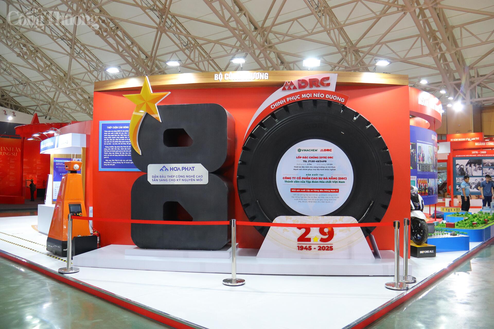 Tại gian Triển lãm "80 năm ngành Công Thương lớn mạnh cùng đất nước", những câu chuyện sẽ được kể, lật mở từng lớp lịch sử, dẫn người xem đi suốt chiều dài phát triển của ngành kinh tế trụ cột bằng một công trình, một con số, một chú robot, hay chỉ đơn giản là một nụ cười. Ảnh: Thanh Tuấn