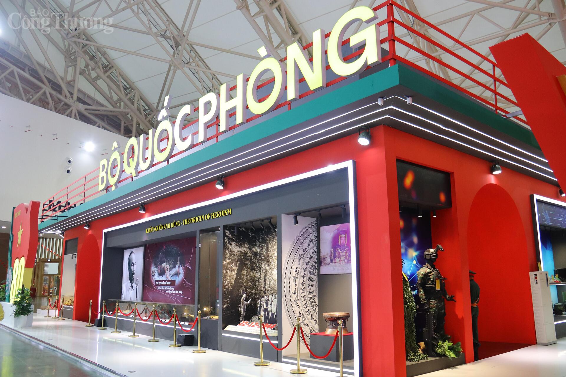 Không gian trưng bày của Bộ Quốc phòng tại triển lãm. Ảnh: Thanh Tuấn