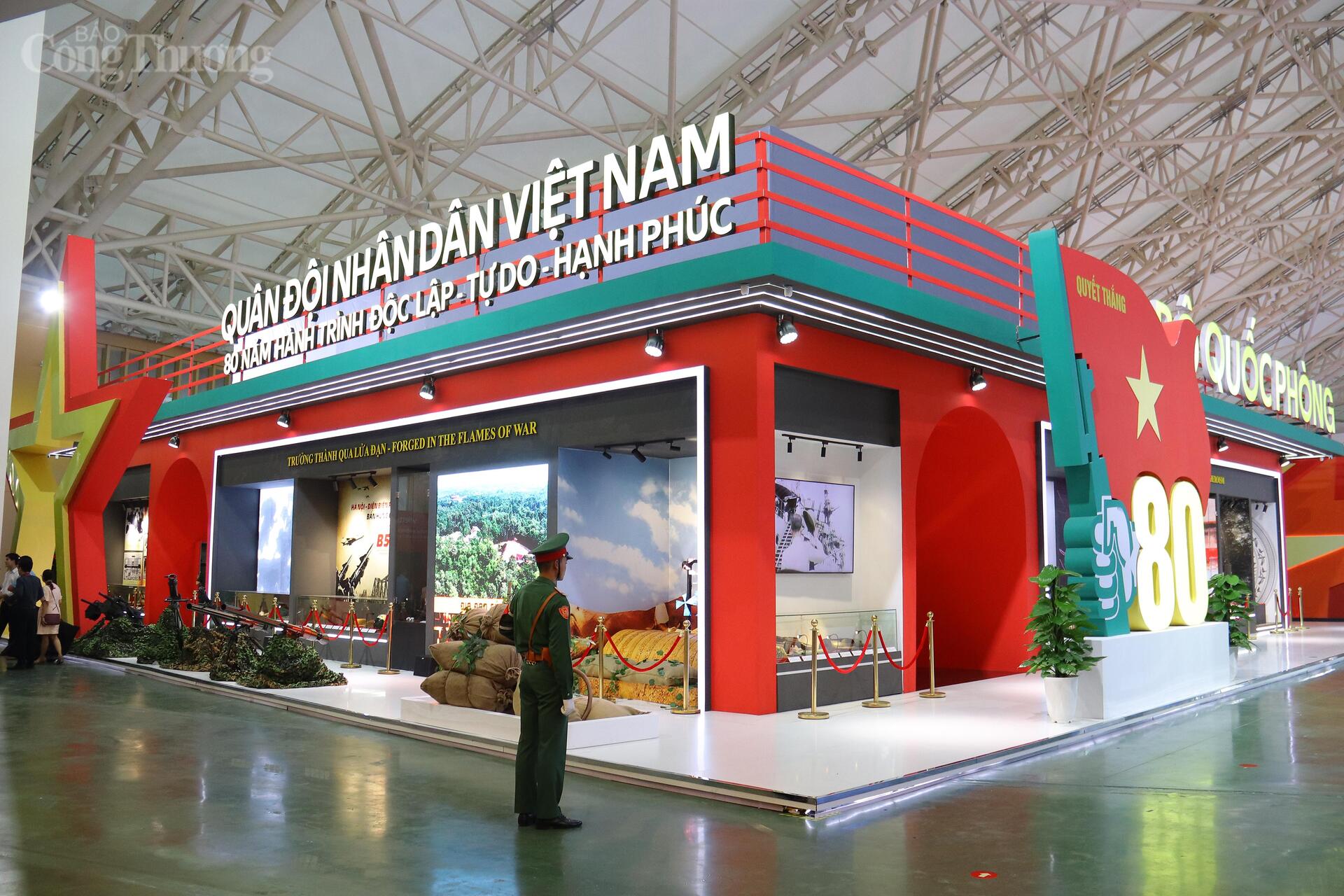 Tại triển lãm, không gian trưng bày của Bộ Quốc phòng gồm 2 khu vực: Khu trưng bày trong nhà với diện tích 702m2 (thuộc Hall 8 - Khu vực chủ đề “Kiến tạo phát triển”); Khu trưng bày trang thiết bị, vũ khí ngoài trời với diện tích 23.569m2 (khu vực thuộc chủ đề “Thanh gươm và lá chắn”). Ảnh: Thanh Tuấn