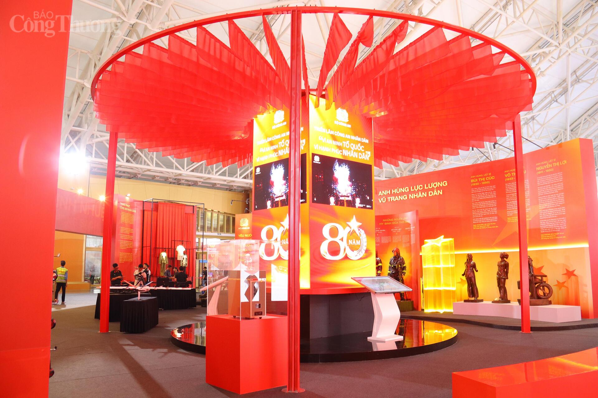 Các không gian trải nghiệm thực tế, đa giác quan, trải nghiệm đa phương tiện… mang đến những cảm nhận trực quan, sinh động và hấp dẫn, từ đó giúp công chúng hiểu biết và chia sẻ hơn đối với nhiệm vụ công tác Công an. Đồng thời, bổ sung kiến thức pháp luật, kỹ năng nhận diện, phòng ngừa tội phạm, tự bảo vệ bản thân và cộng đồng. Ảnh: Thanh Tuấn