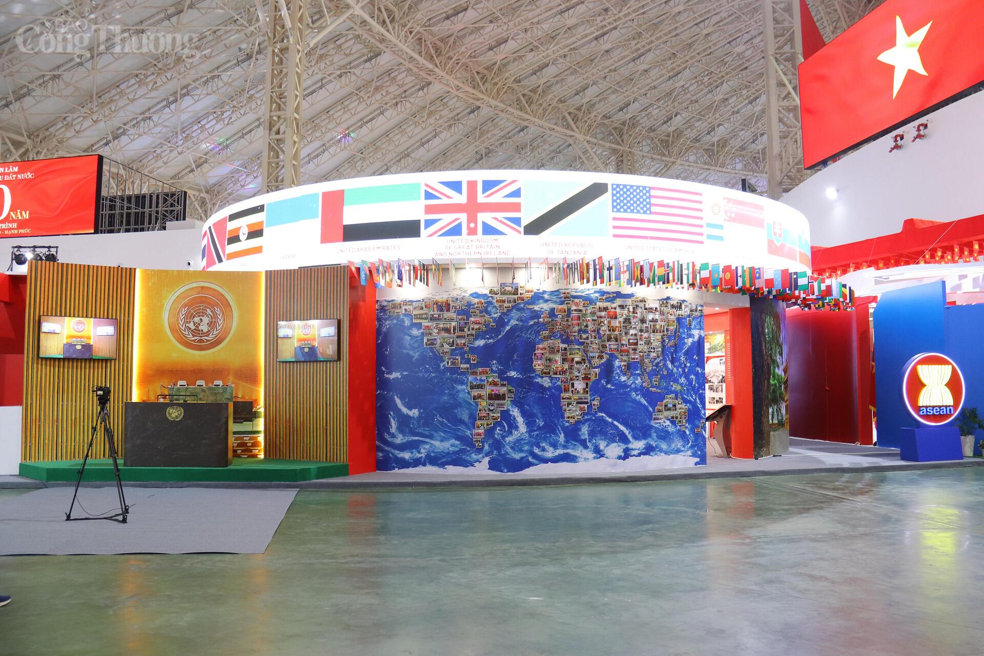 Khu trưng bày của ngành Ngoại giao sẽ mang đến cho khách tham quan một cái nhìn tổng quát, toàn diện nhất về hành trình lịch sử hào hùng và đáng tự hào của ngành, từ đó thêm thông hiểu và trân quý nỗ lực của những "chiến sĩ trên mặt trận ngoại giao". Ảnh: Thanh Tuấn