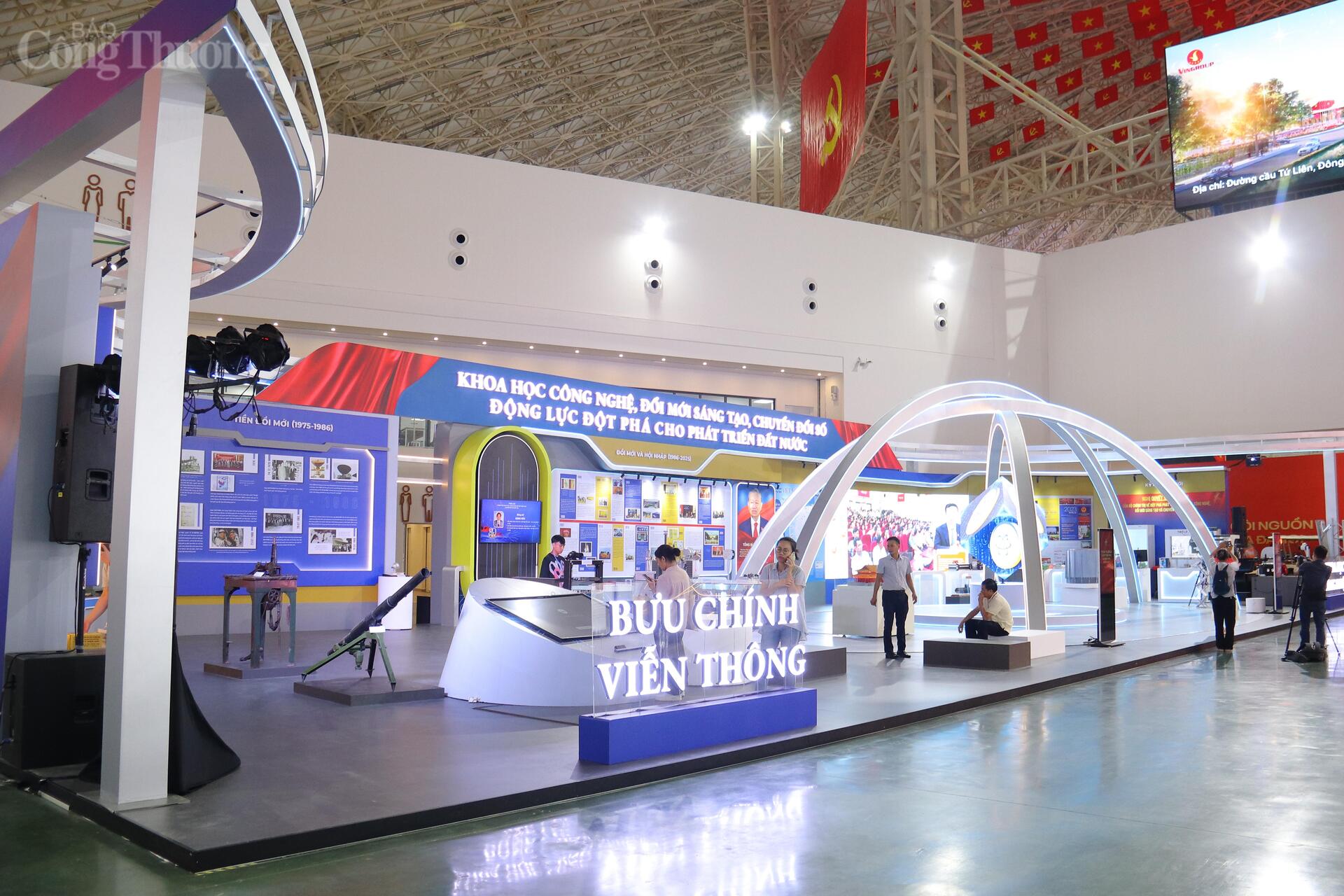 Không gian trưng bày của Bộ Khoa học và Công nghệ. Triển lãm hướng tới việc tái hiện hành trình 80 năm đóng góp của ngành Khoa học và Công nghệ, ngành Bưu chính, Viễn thông với ba trụ cột: Khoa học và Công nghệ - Đổi mới sáng tạo - Chuyển đổi số trong sự nghiệp giành độc lập, thống nhất, xây dựng, bảo vệ và phát triển đất nước. Đồng thời, khẳng định vai trò nền tảng, là động lực then chốt của ngành trong phát triển lực lượng sản xuất, nâng cao năng lực nội sinh, năng lực cạnh tranh quốc gia và kiến tạo tương lai bền vững trong kỷ nguyên số. Ảnh: Thanh Tuấn