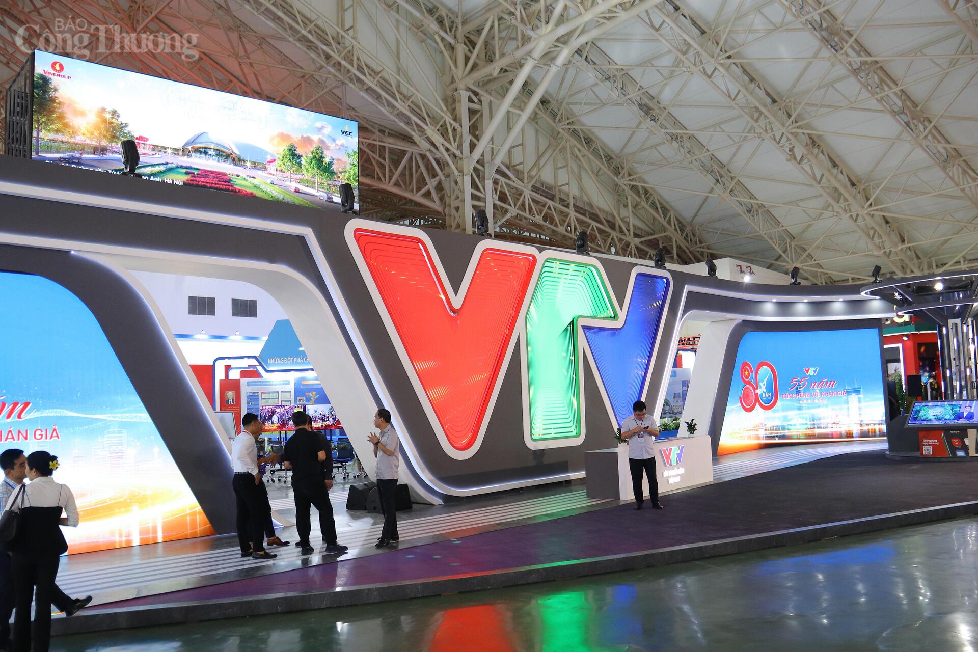 Không gian trưng bày của VTV có chủ đề "Kiến tạo và Phát triển", được thiết kế hiện đại và năng động, lấy cảm hứng từ dòng chảy thông tin và sự phát triển không ngừng của đất nước trong suốt 80 năm qua. Ảnh: Thanh Tuấn