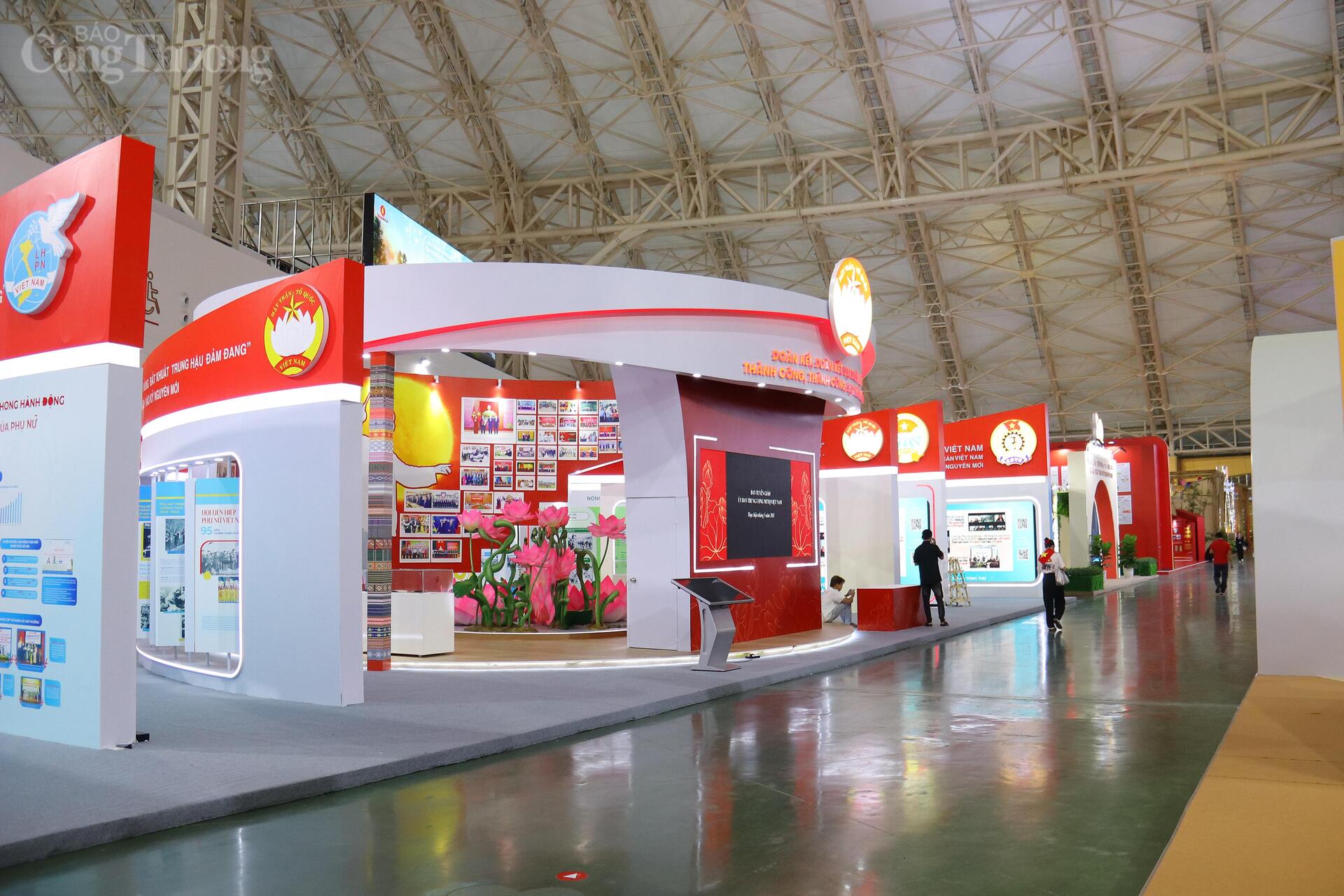 Không gian trưng bày của Quốc hội cũng dành không gian để giới thiệu vai trò của Quốc hội trong việc kiến tạo chính sách phát triển văn hóa, giáo dục, khoa học - công nghệ, bảo đảm an sinh xã hội và quyền con người. Nhiều văn bản luật được giới thiệu không chỉ là minh chứng cho hoạt động lập pháp, mà còn phản ánh tầm nhìn chiến lược, khát vọng xây dựng một Việt Nam dân chủ, công bằng, văn minh. Ảnh: Thanh Tuấn