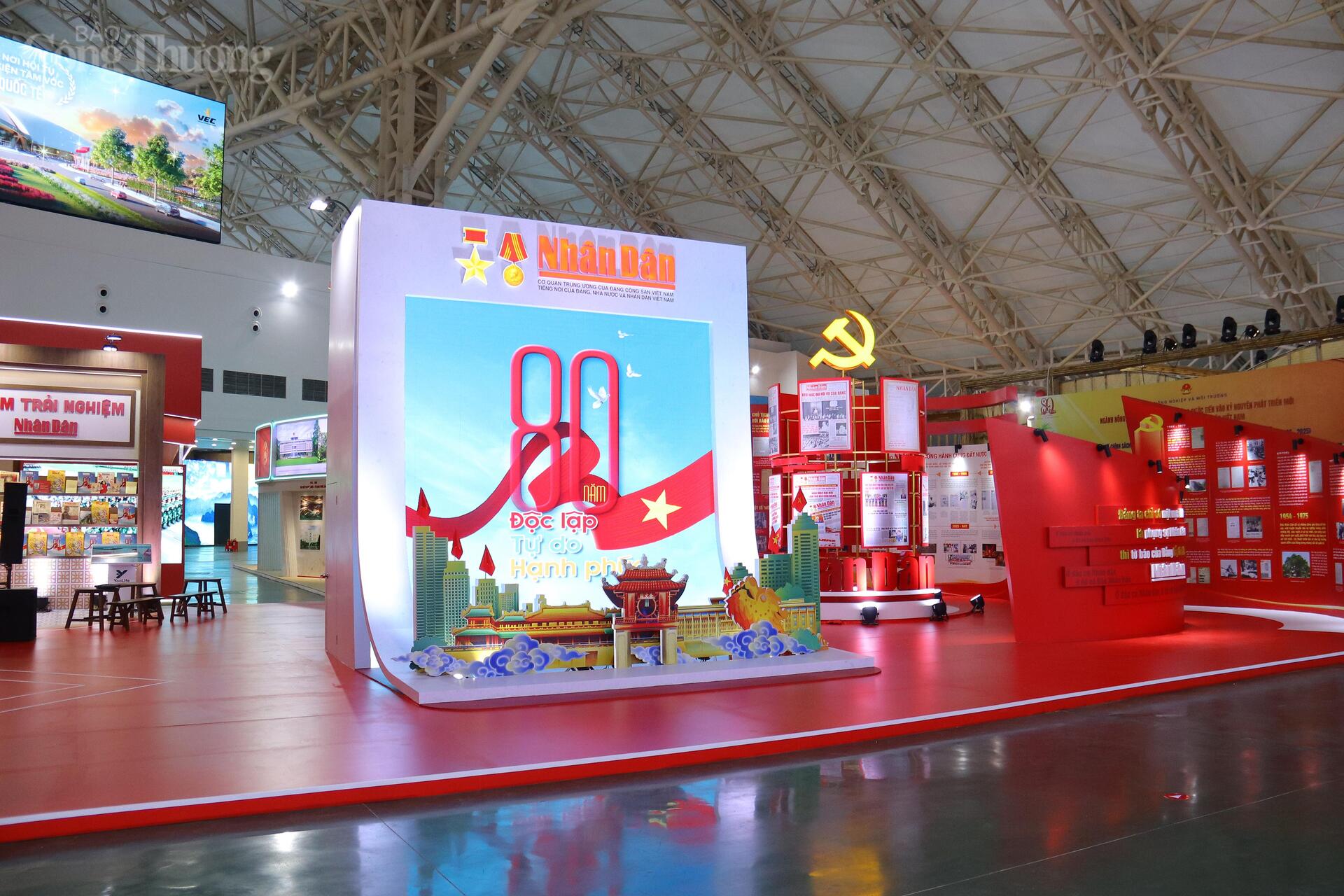 Không gian trưng bày của Báo Nhân dân. Ảnh: Thanh Tuấn