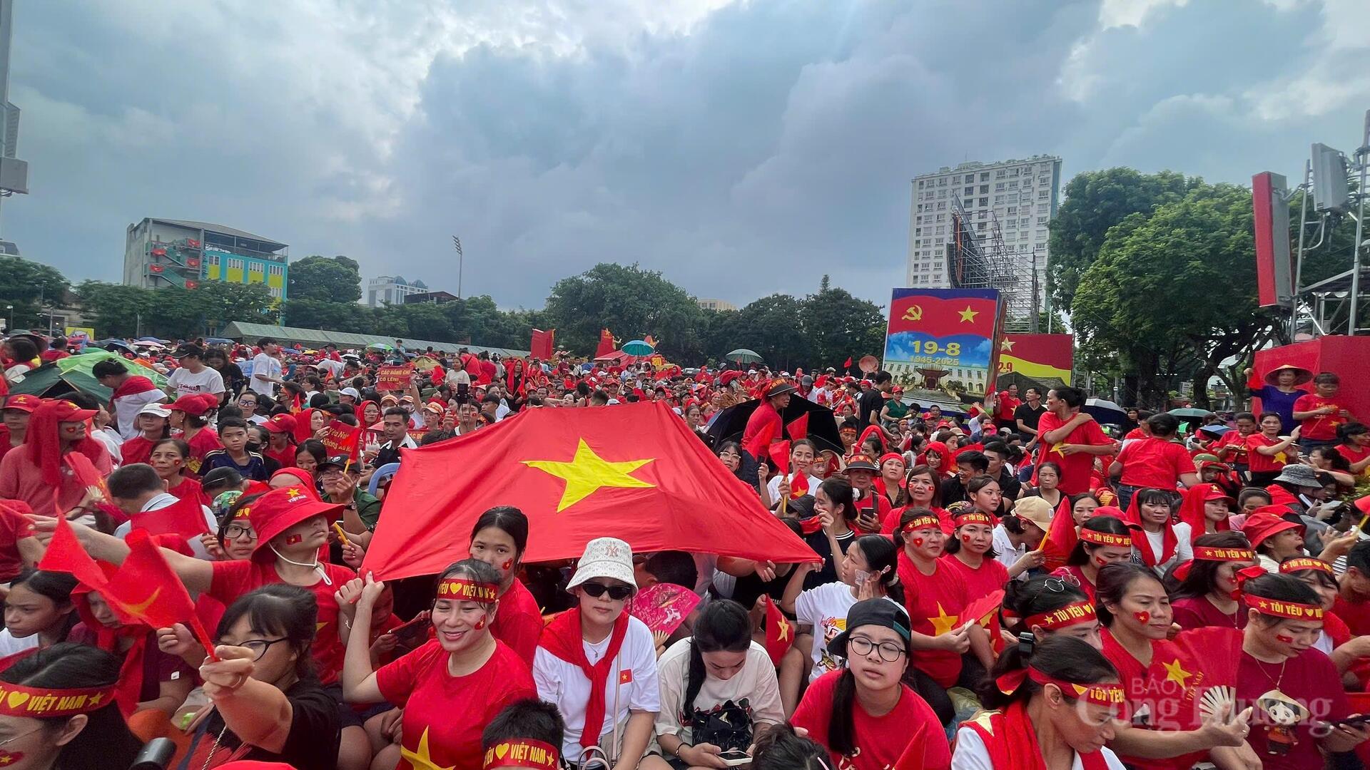 Phố phường Hà Nội tràn ngập sắc đỏ chờ xem sơ duyệt diễu binh, diễu hành kỷ niệm 80 năm Quốc khánh