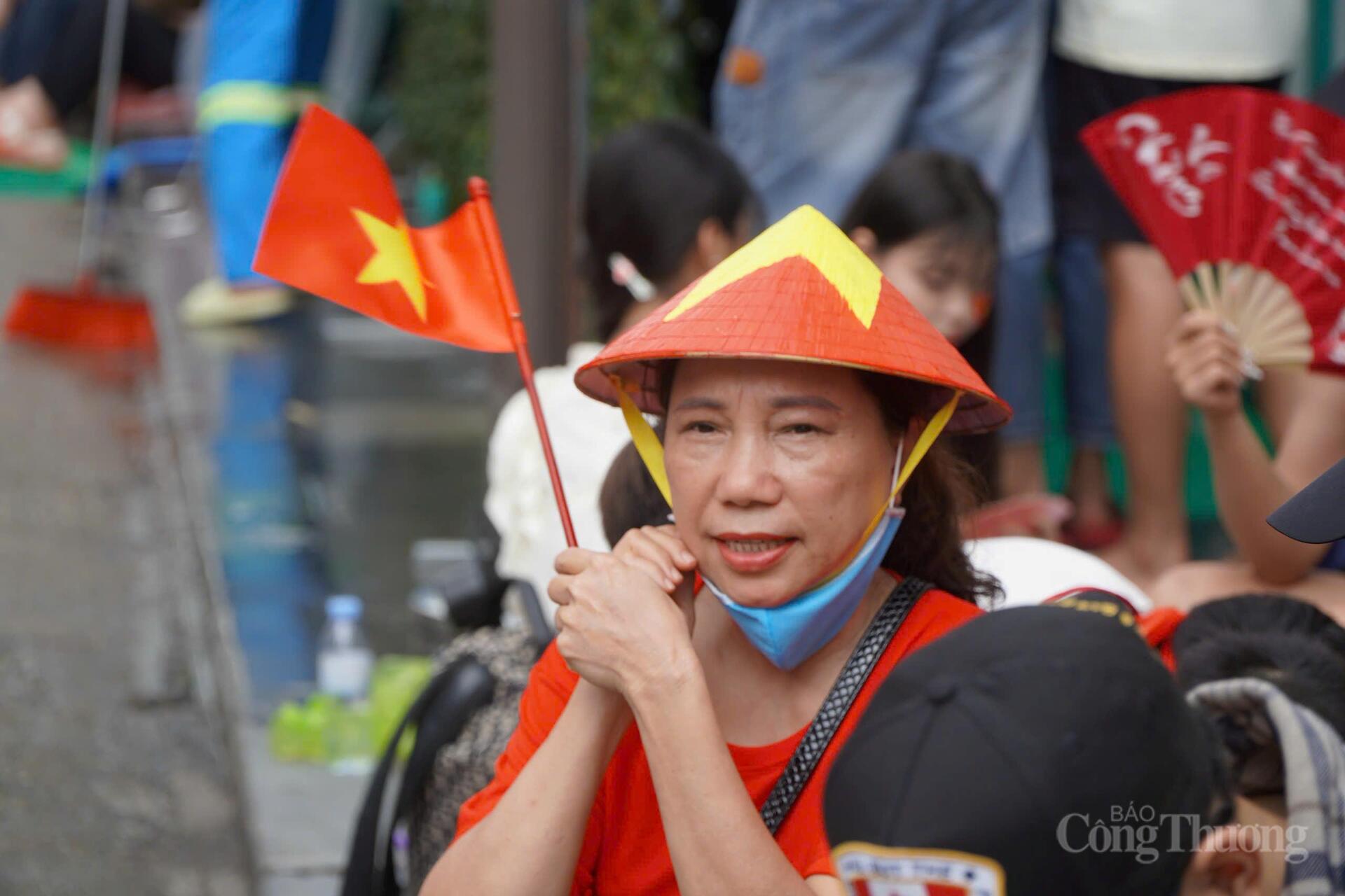 Mỗi người dân đều mang trên mình một vật phẩm thấm đẫm tinh thần yêu nước, từ chiếc áo cờ đỏ sao vàng, lá cờ nhỏ trên tay cho đến những chiếc nón vẽ họa tiết lá Quốc kỳ