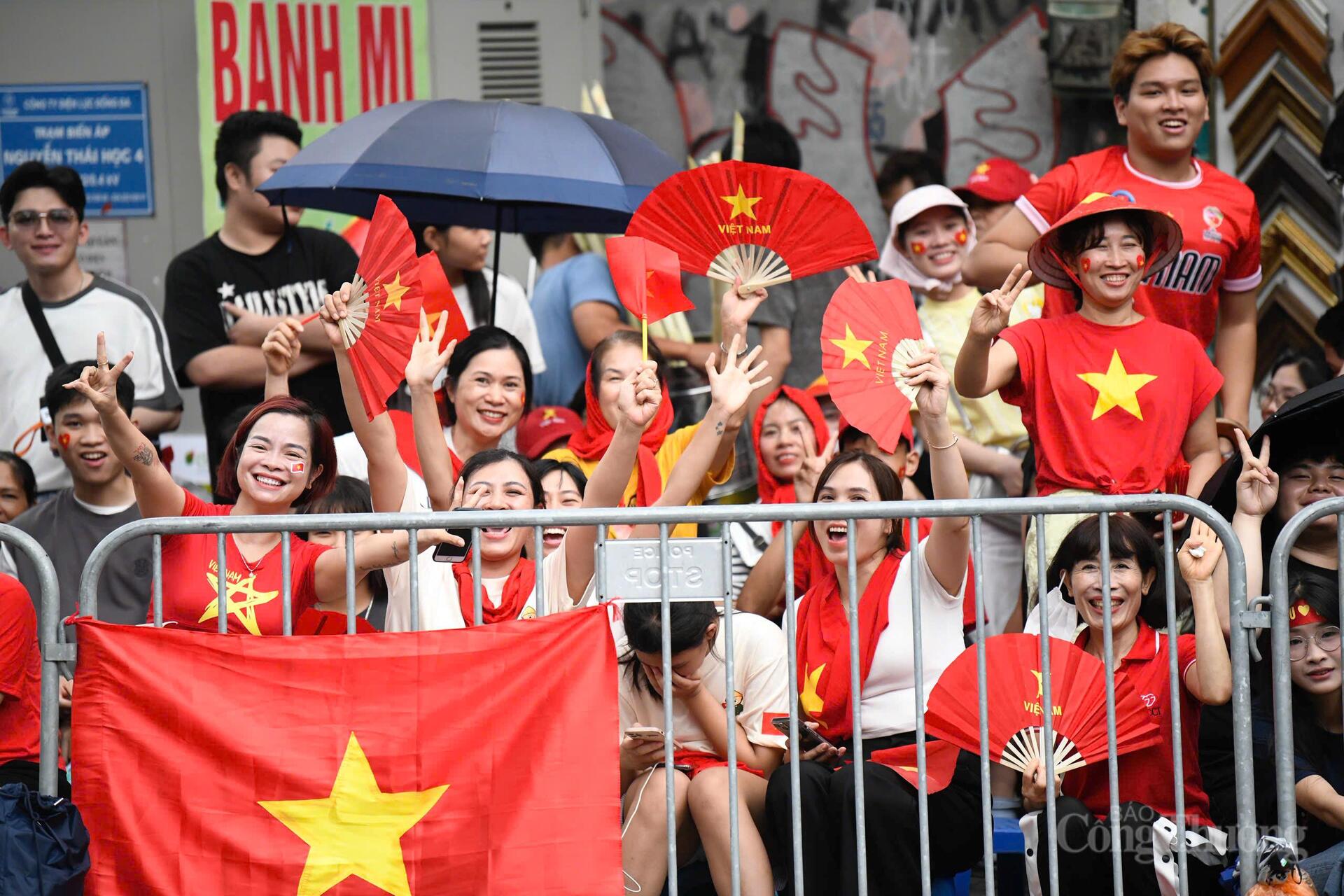 Cờ đỏ sao vàng luôn là vật "bất ly thân" của "khối yêu nước" khi chờ xem diễu binh, diễu hành