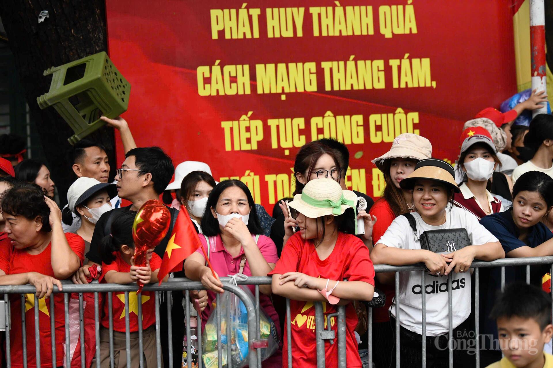 Phố phường Hà Nội nhuộm đỏ xem sơ duyệt diễu binh, diễu hành A80 - 3