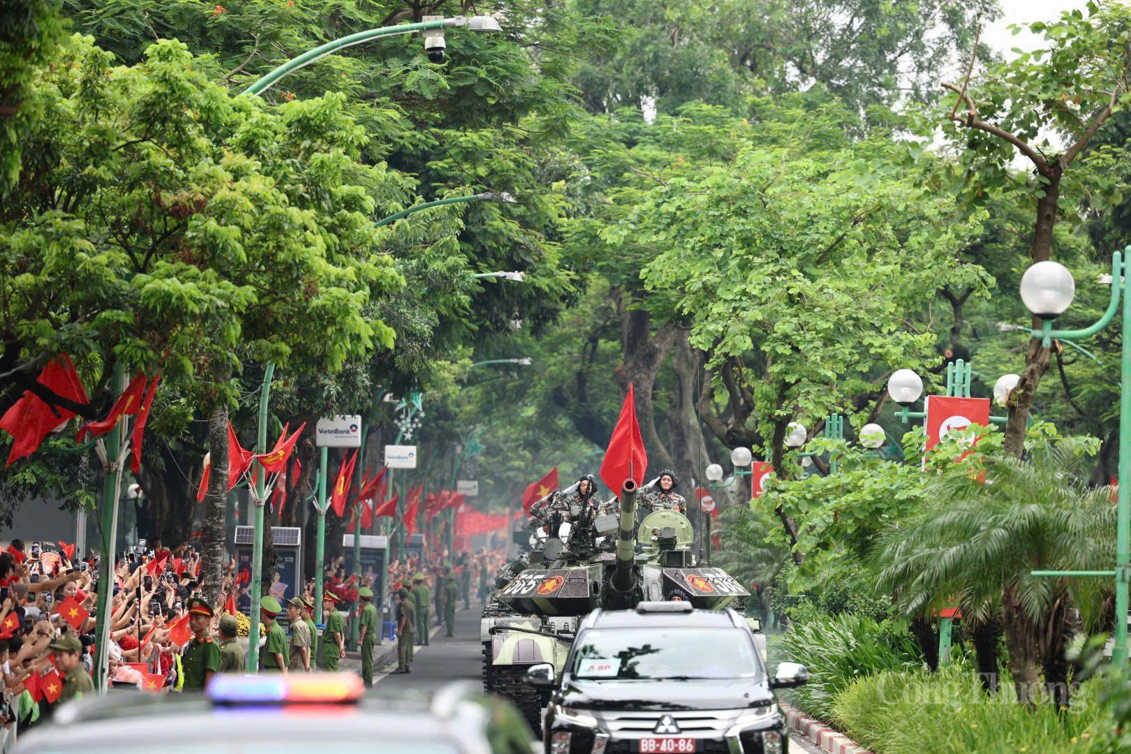 Người dân đổ dồn ra hai bên đường ủng hộ, hô vang dàn khí tài, quân sự trong lễ diễu binh, diễu hành kỷ niệm 80 năm Quốc khánh