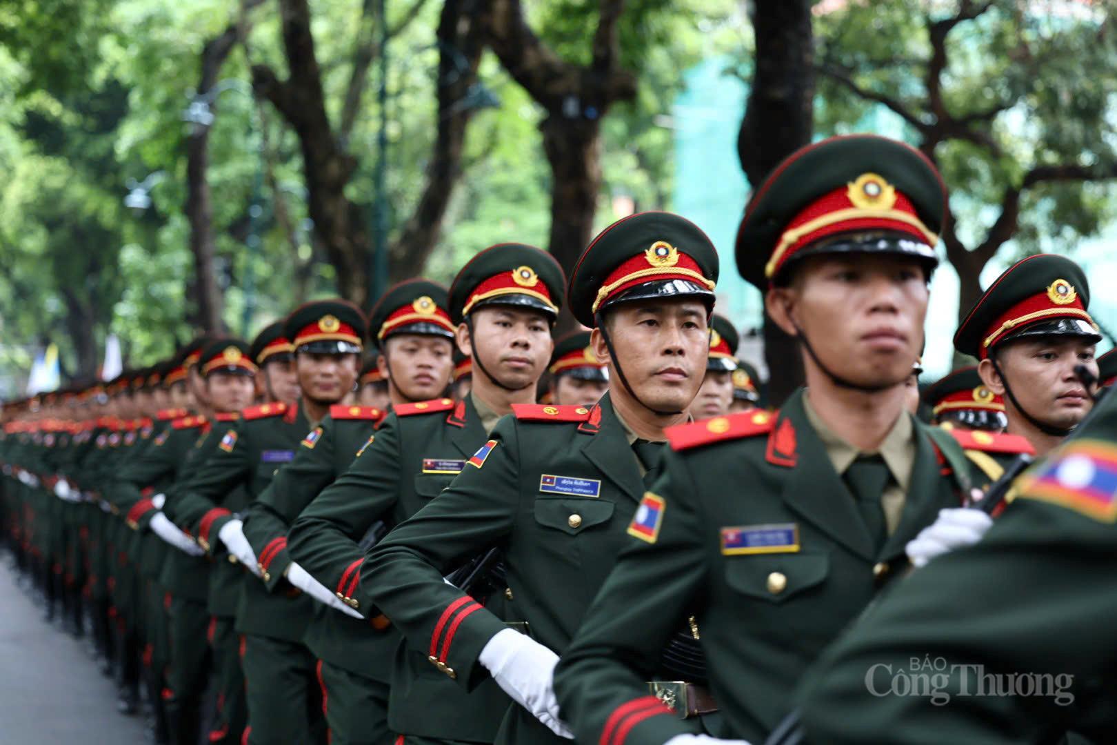 Các chiến sĩ xếp hàng ngay ngắn, tập luyện cho buổi sơ duyệt