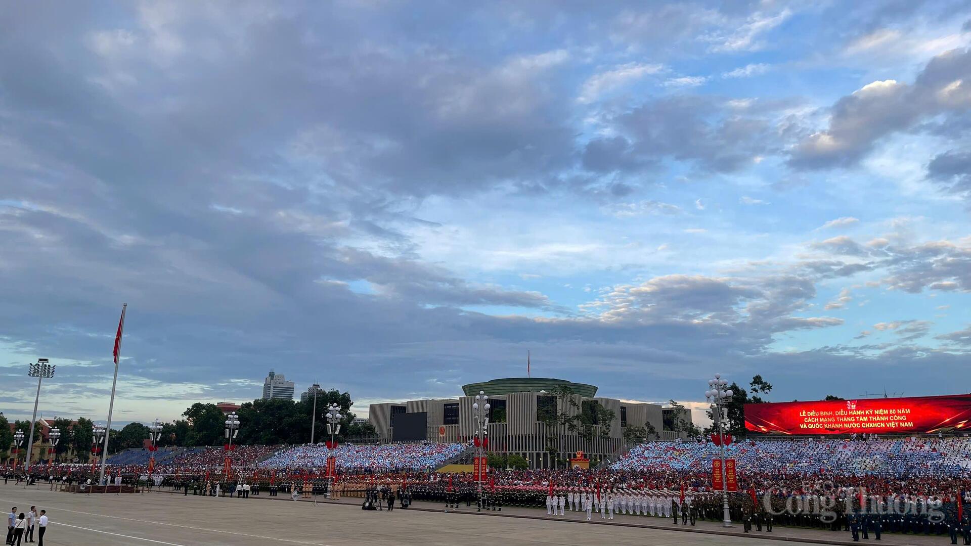 Khán đài trên Quảng trường Ba Đình đã chật kín người xem sơ duyệt