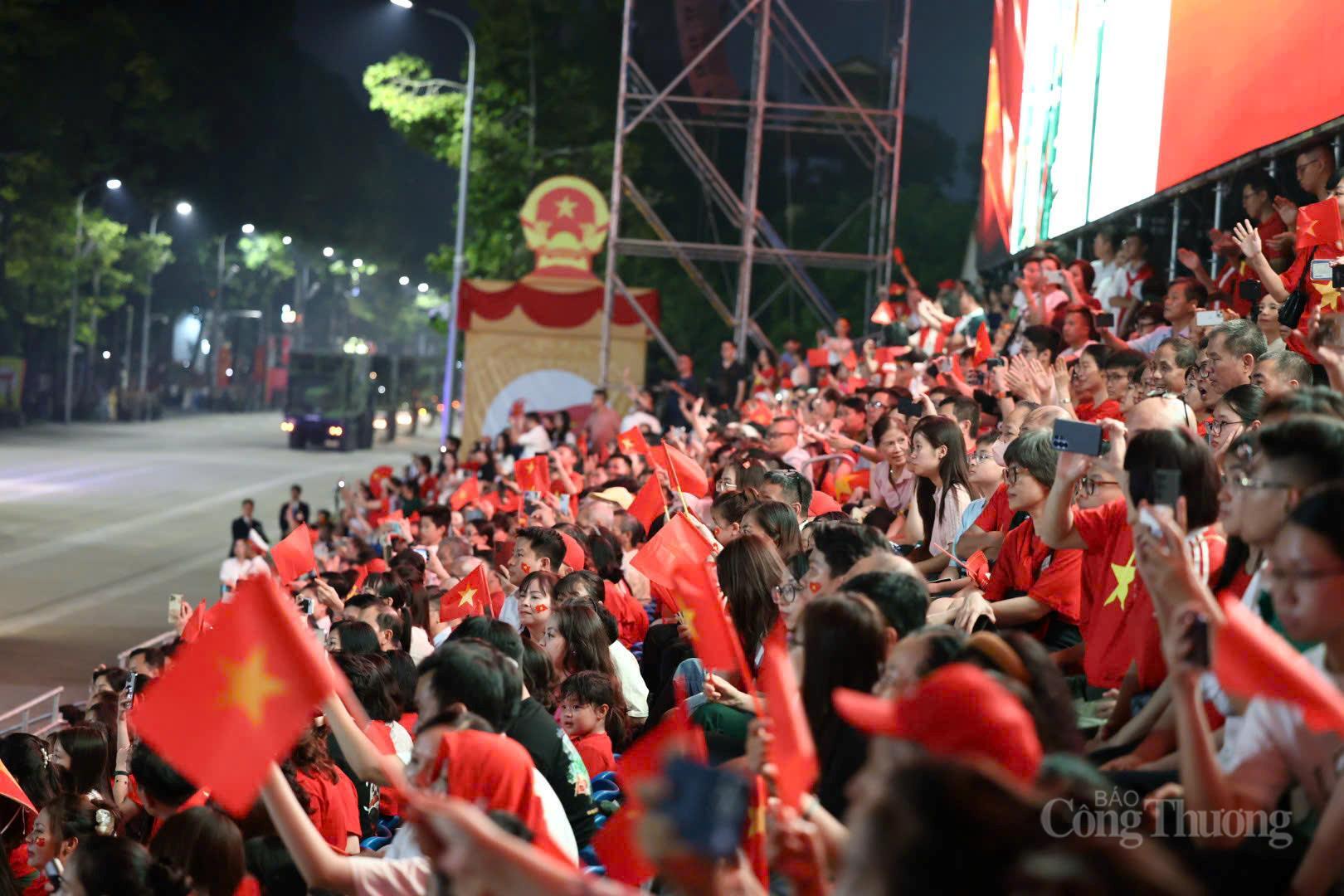 Các khối diễu binh, diễu hành nhận được sụ ủng hộ, chào mừng của khán giả xem sơ duyệt trên khán đài