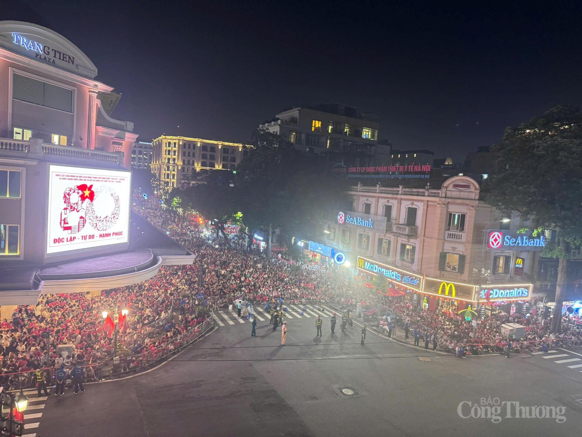 Ngã tư Tràng Tiền, Đinh Tiên Hoàng, Hàng Khay, Hàng Bài ngập tràn sắc đỏ đón đoàn diễu binh, diễu hành