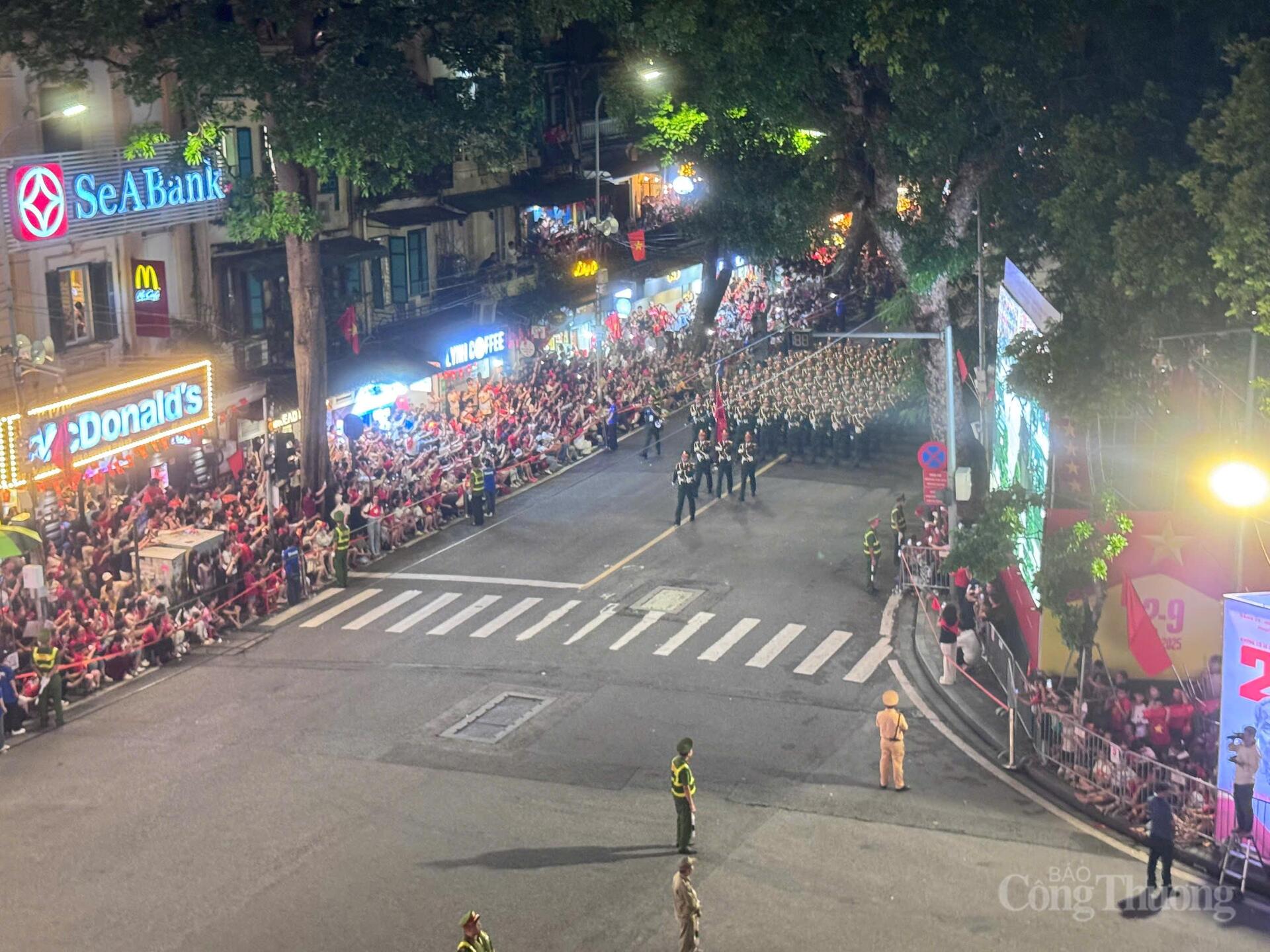 Từng tràng pháo tay giòn giã vang lên chào đón các chiến sĩ