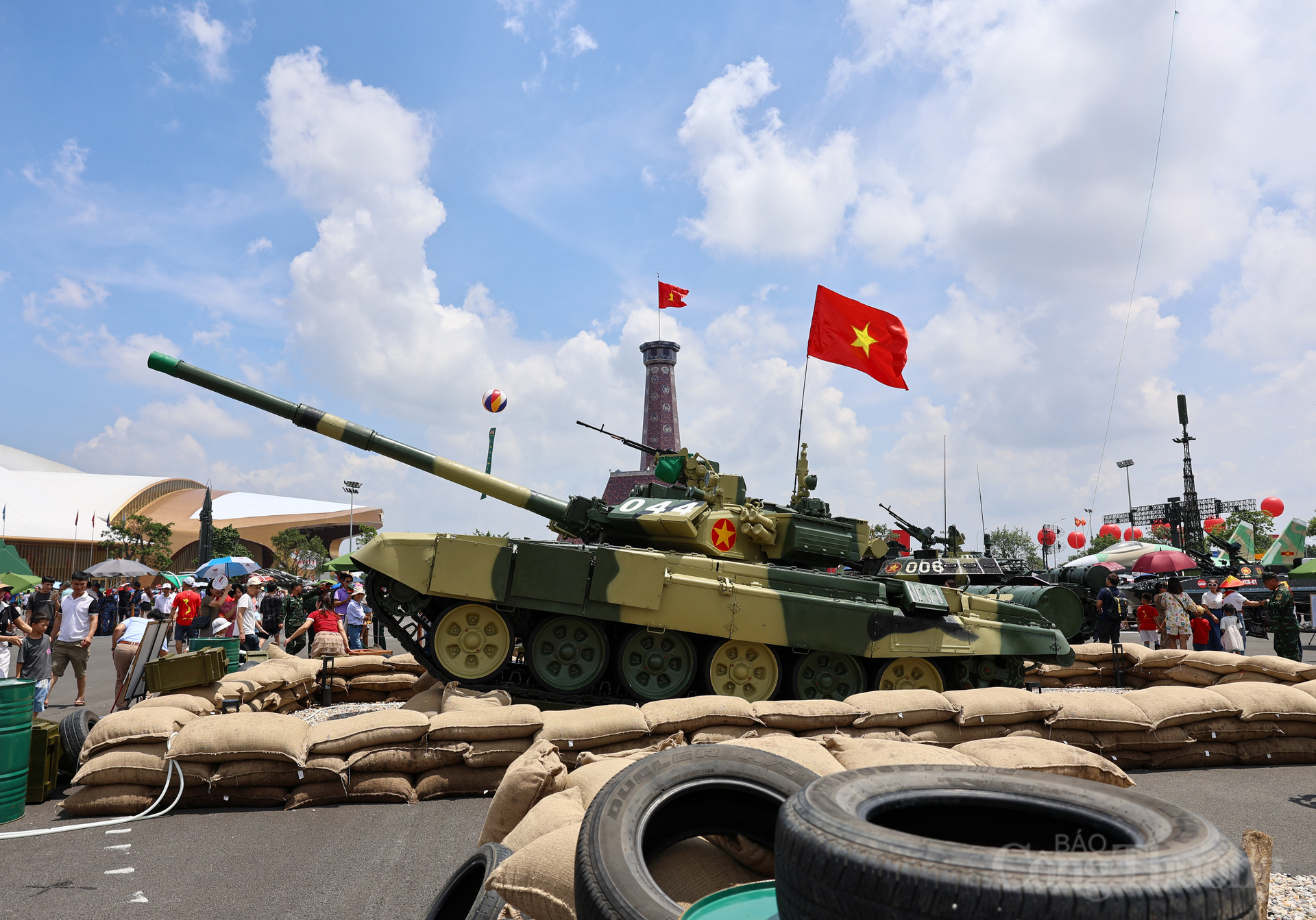 Xe tăng T-90S là một trong những dòng xe tăng chiến đấu chủ lực hàng đầu của Liên bang Nga và trên thế giới được trang bị cho Quân đội Nhân dân Việt Nam.