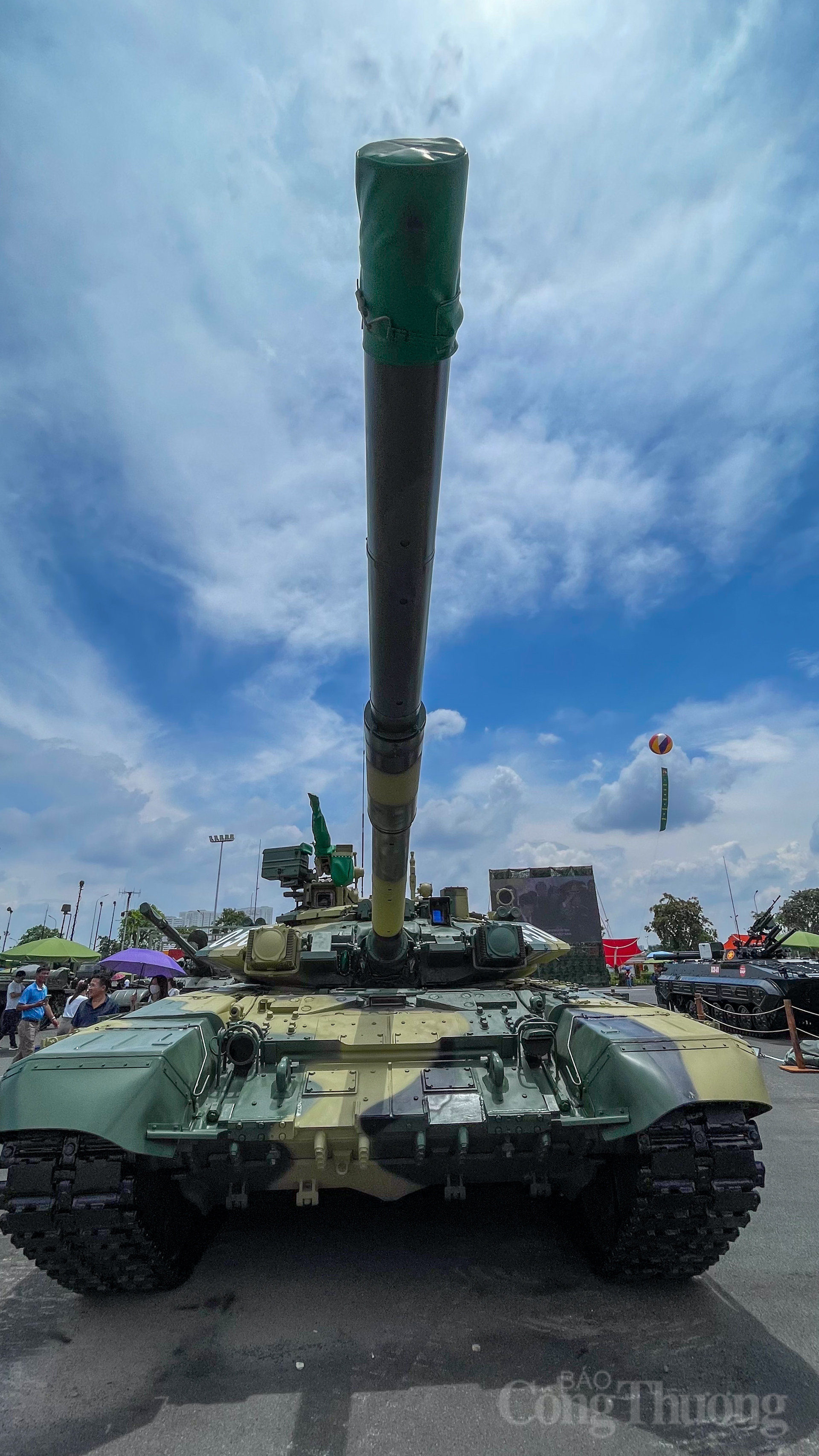 T-90S nổi bật với pháo chính 125mm, có khả năng bắn cả đạn và tên lửa chống tăng qua nòng. Xe được trang bị giáp phản ứng nổ và hệ thống phòng vệ chủ động Shtora-1, giúp bảo vệ xe khỏi các loại vũ khí chống tăng. T-90S là "nắm đấm thép" mạnh mẽ và đáng tin cậy.
