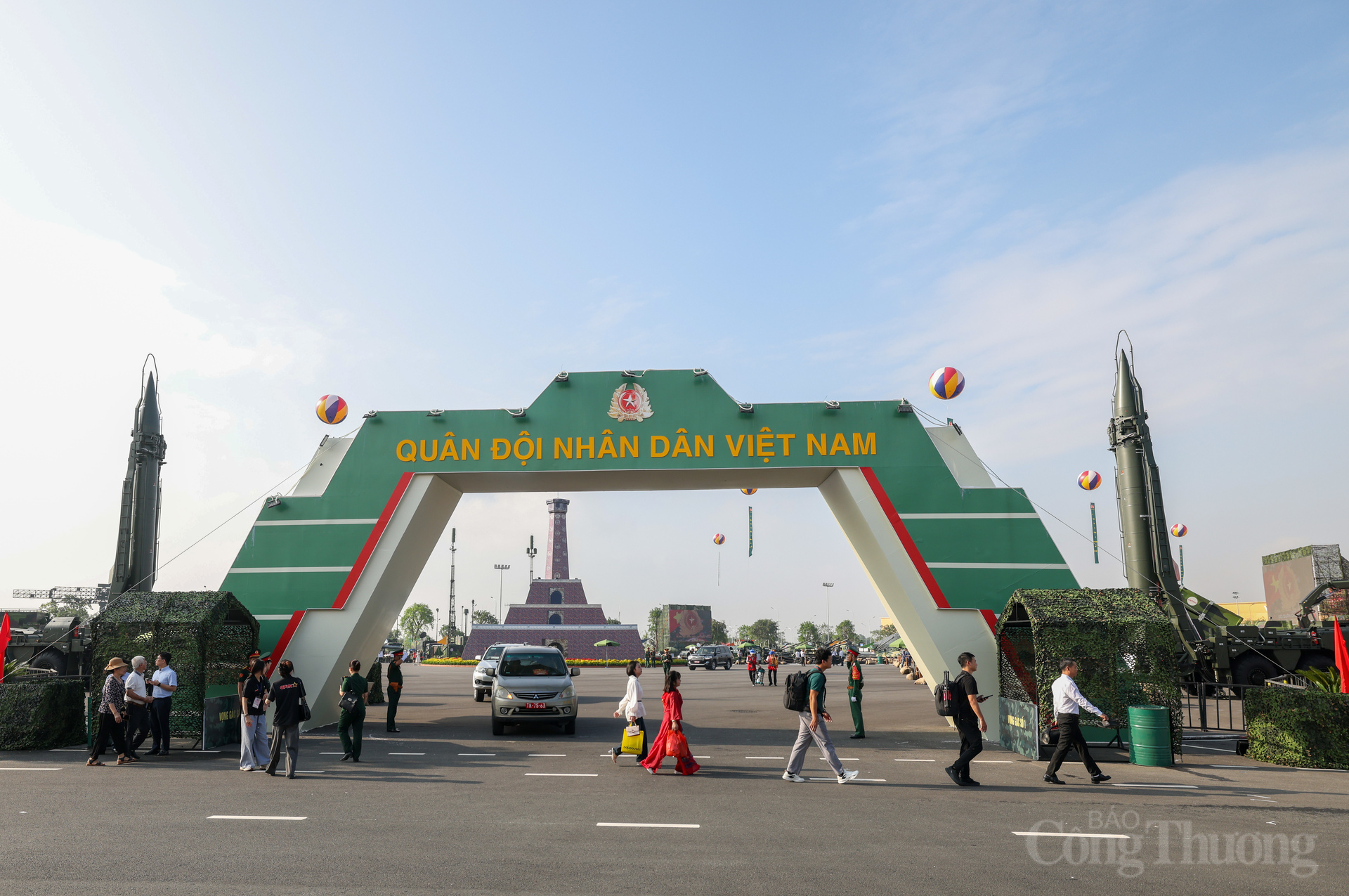 Không gian trưng bày thành tựu của Bộ Quốc phòng ngoài trời với diện tích gần 23.560m2 có chủ đề “Thanh gươm và lá chắn”; đã trưng bày vũ khí và trang bị kỹ thuật hiện đại.