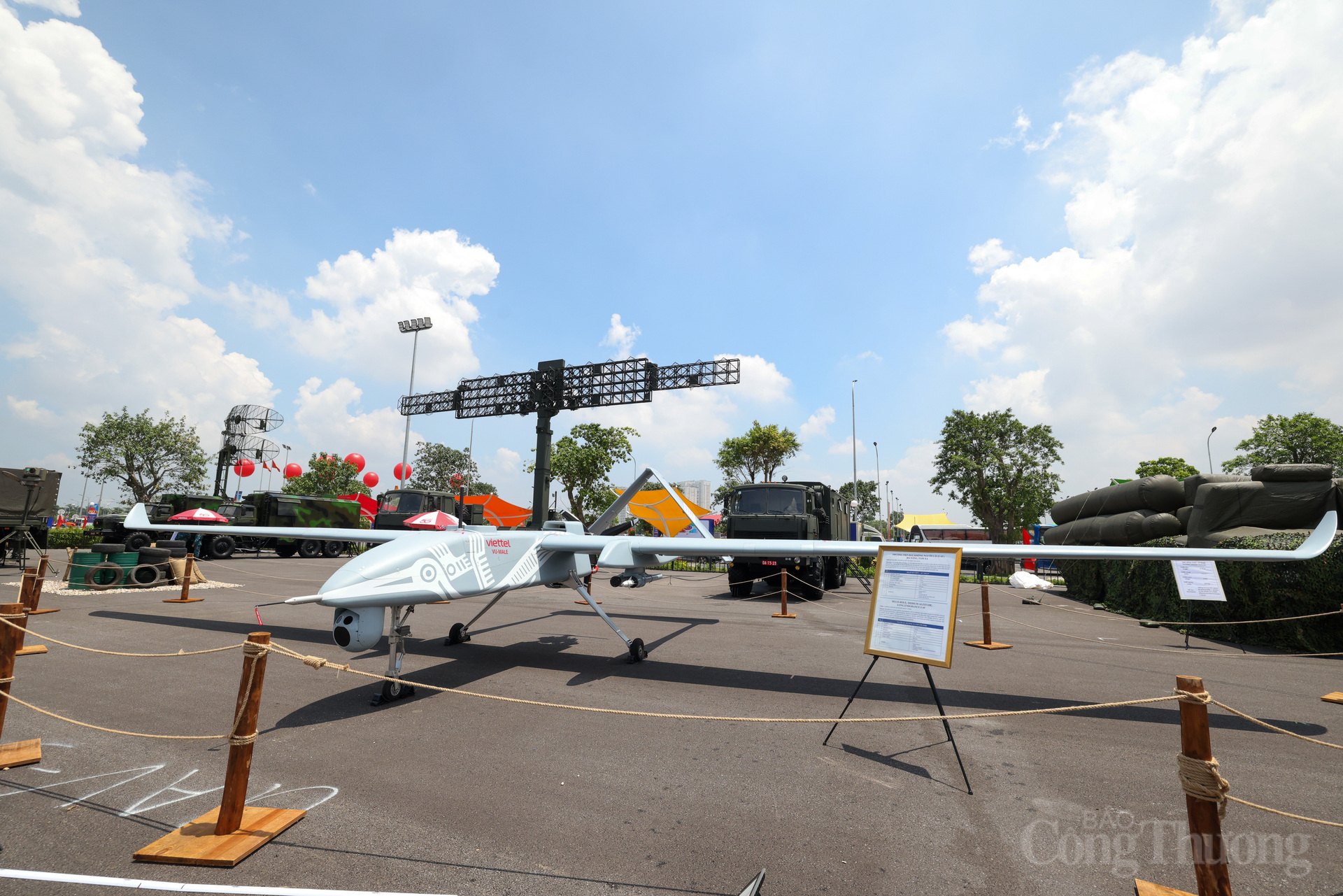 Mẫu UAV đa năng tầm xa do Việt Nam chế tạo lần đầu ra mắt công chúng.