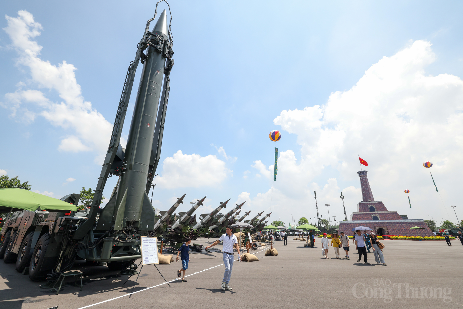 Tên lửa đất đối đất R-17E (Scud-B) với tầm bắn từ 50km- 300km. Có chiều dài 11,25m, trọng lượng bắn khoảng 4.500kg, đầu đạn khoảng 950kg,...