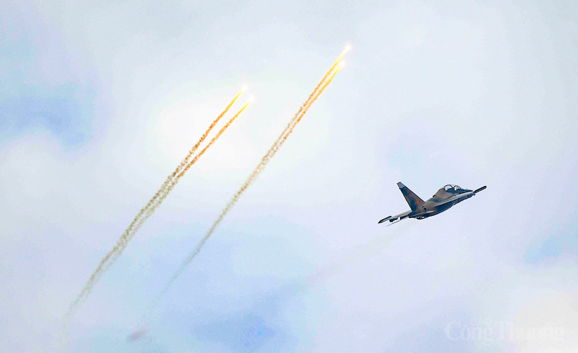 Đội hình Yak-130 thả nhiệt trên bầu trời Hà Nội