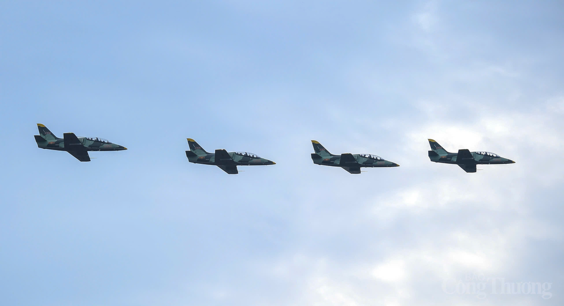 Đội hình Yak-130 và L-39NG đang bay trên Quảng trường Ba Đình.
