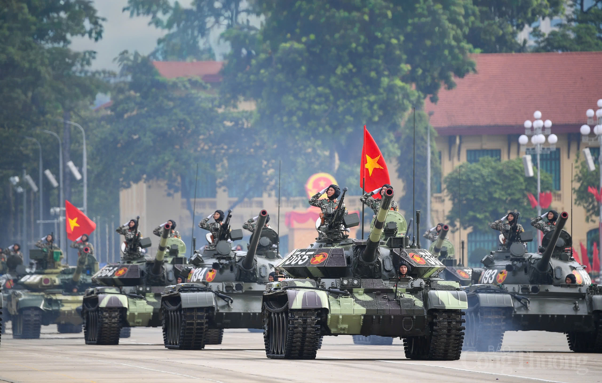 "Tuyệt đối điện ảnh" khoảnh khắc các cán bộ chiến sĩ chào cờ, thực hiện điều lệnh khi đi qua Lăng Bác Hồ