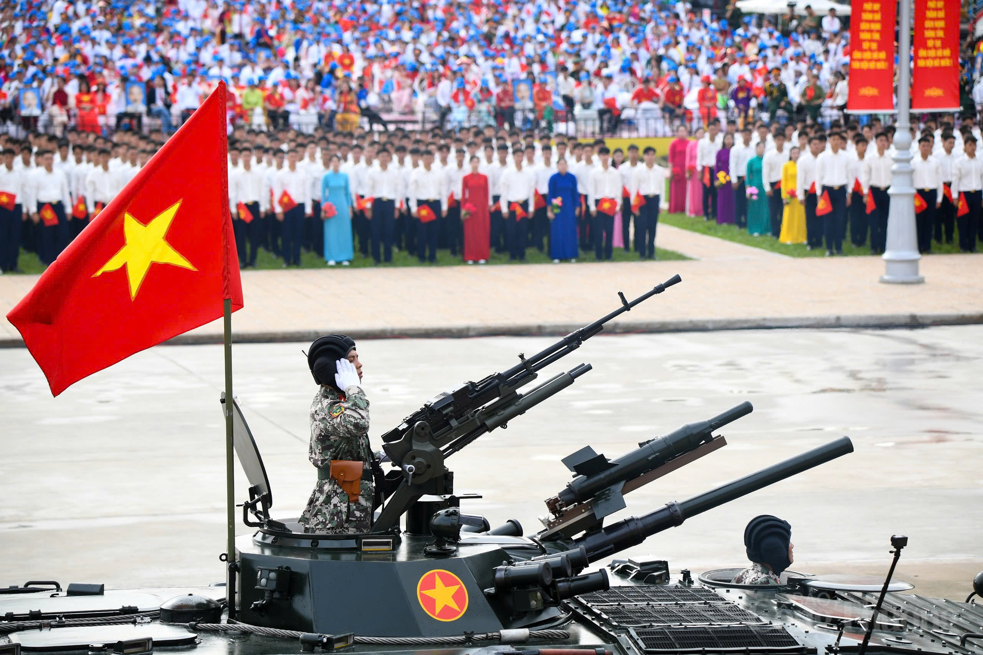 Từ bên trong, các chiến sĩ có thể quan sát và khai hỏa qua hệ thống lỗ châu mai, đồng thời được bảo vệ bởi hệ thống phòng hộ sinh hóa - hạt nhân, tăng cường khả năng tác chiến trong điều kiện chiến tranh hiện đại