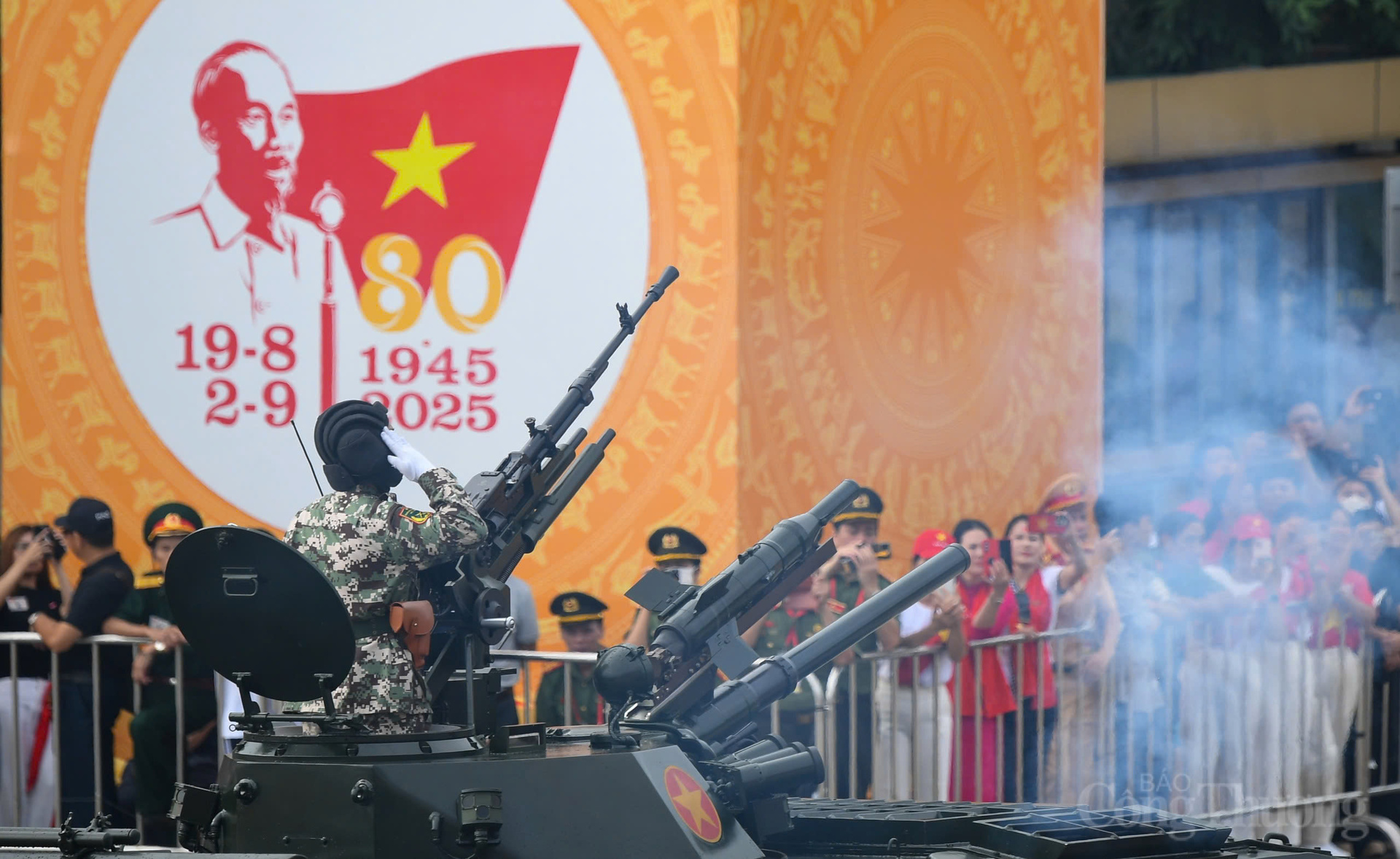 "Báo cáo Bác, chúng cháu đã về đây"