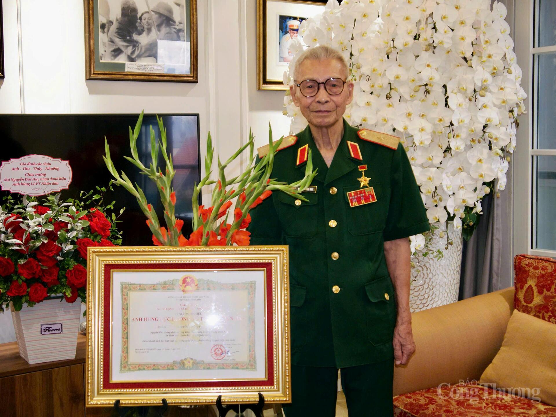 Trước thềm 2/9, Thiếu tướng Nguyễn Đức Huy xúc động đón nhận danh hiệu Anh hùng Lực lượng Vũ trang Nhân dân, vinh dự chung cho cả những đồng đội đã ngã xuống.