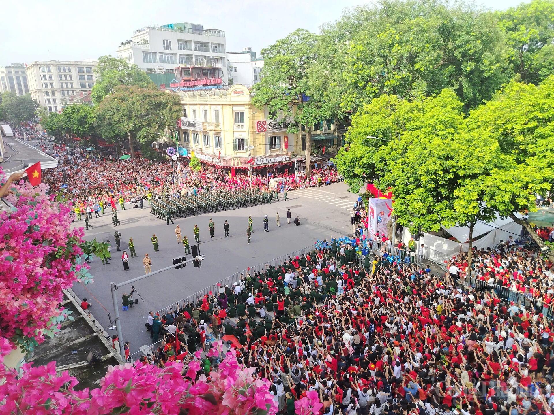 Toàn cảnh các khối diễu binh, diễu hành đi qua ngã tư Hàng Khay - Tràng Tiền - Đinh Tiên Hoàng - Hàng Bài