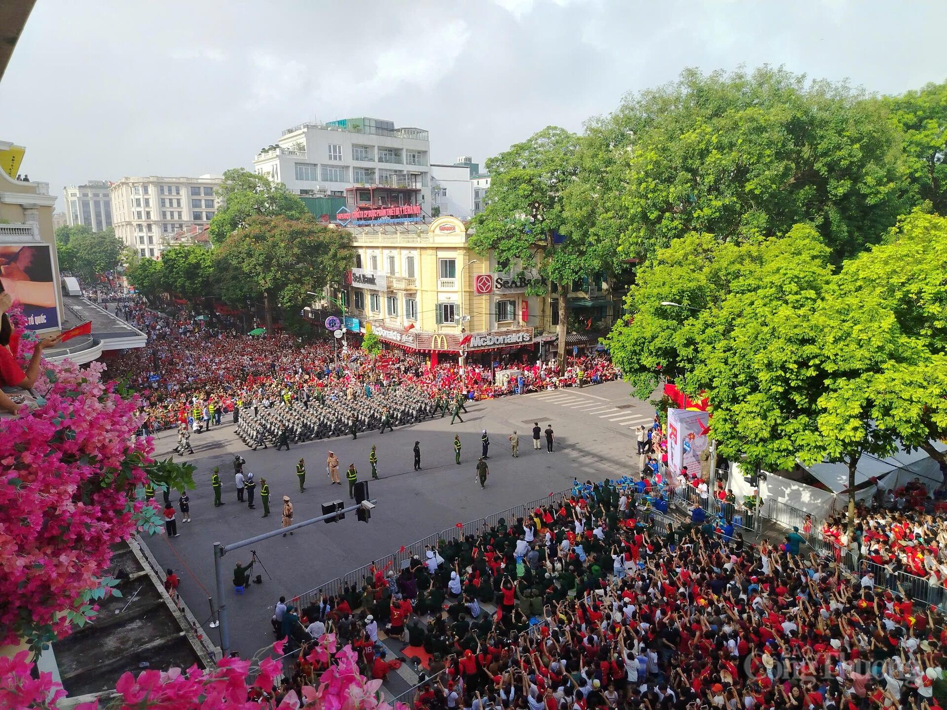 Các khối diễu binh, diễu hành đi trong sự hô vang, reo hò của nhân dân cả nước
