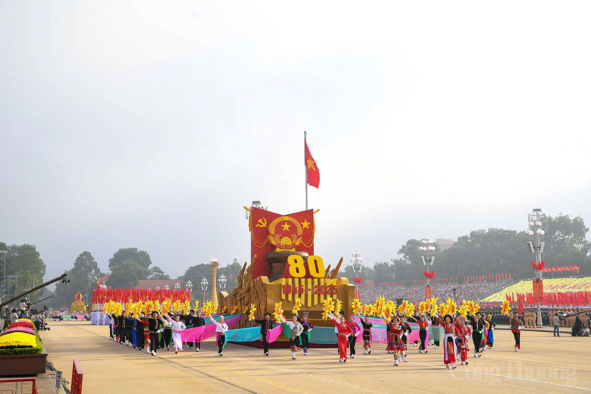 Tiếp sau đó là xe mô hình biểu tượng 80 năm ngày Cách mạng Tháng Tám thành công (19/8/1945-19/8/2025) và Quốc khánh nước Cộng hòa xã hội chủ nghĩa Việt Nam (02/9/1945 - 02/9/2025)