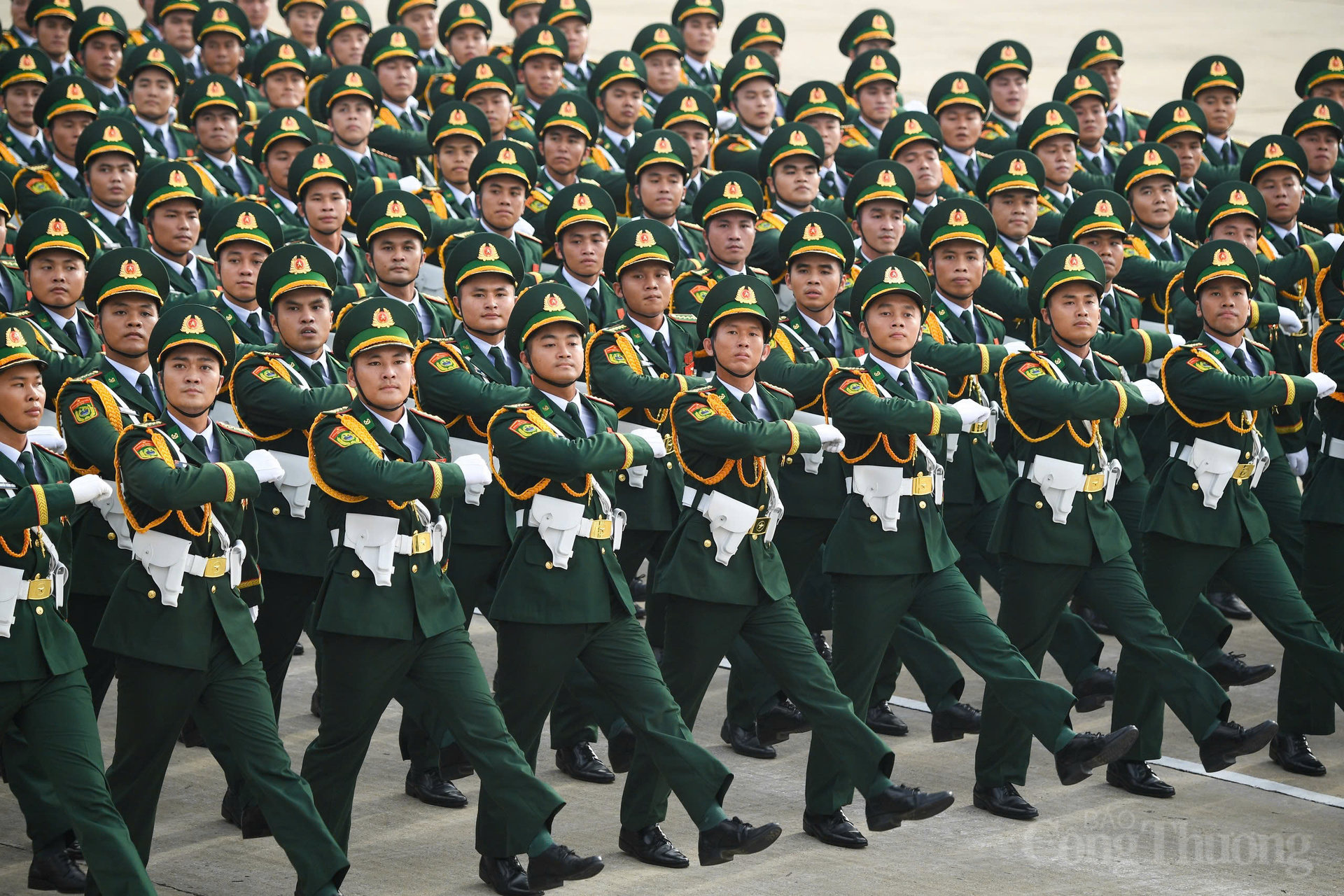 Khối đi bộ của Quân đội nhân dân Việt Nam hiên ngang sải bước trong Quảng trường Ba Đình
